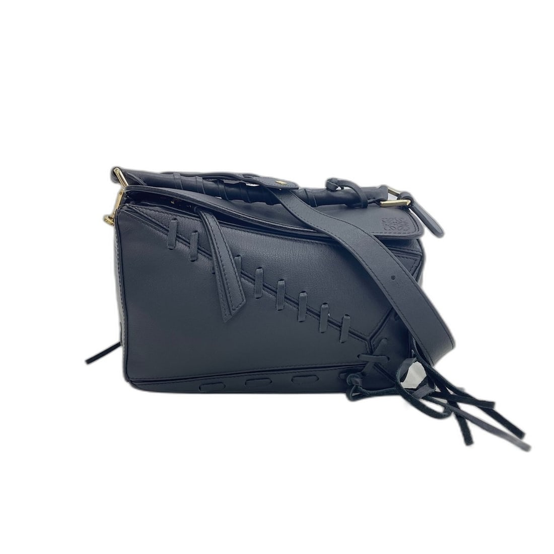 Loewe 2-Way Puzzle Bag Lace-Up Handbag Black: --- Catalog ---Category: SizeSize (HxWxD): 18cm x 24cm x 10cm / 7.08'' x 9.44'' x 3.93''Category: DesignType: HandbagColor: BlackGender: WomenCategory: GeneralLine: PuzzleBrand: Loewe--- Item List ---