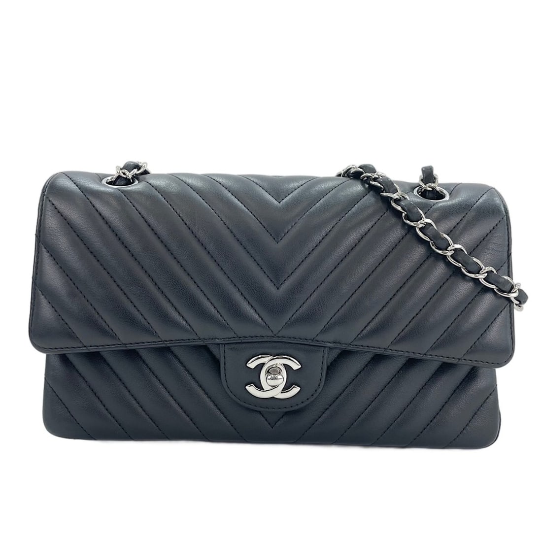 Chanel Matelassé 25 Shoulder Bag, Black: --- Catalog ---Category: SizeSize (HxWxD): 16cm x 25cm x 16cm / 6.29'' x 9.84'' x 6.29''Category: DesignType: Shoulder bagColor: BlackGender: WomenCategory: GeneralLine: MatelasseBrand: Chanel--- Item