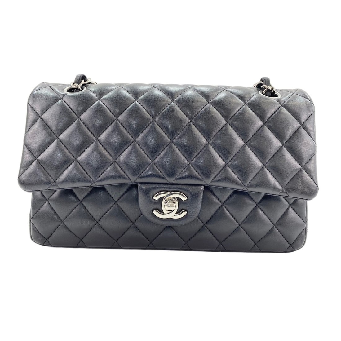 Chanel Matelassé 25 Shoulder Bag, Black: --- Catalog ---Category: SizeSize (HxWxD): 15cm x 25cm x 6cm / 5.9'' x 9.84'' x 2.36''Category: DesignType: Shoulder bagColor: BlackGender: WomenCategory: GeneralBrand: Chanel--- Item List ---Section: