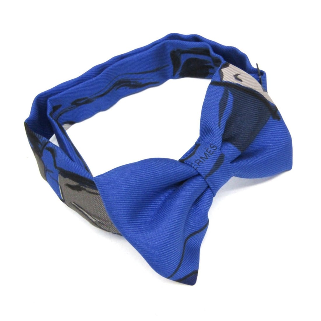 Hermes Nu Papillon Bow Tie Boys' Necktie Silk Blue: --- Catalog ---Category: SizeSize: AdjustableWidth: 1.7cm / 0.66''Total Length: 41cm / 16.14''Category: DesignColor: BlueGender: BoysClosure: HookMaterial: Silk 100%Category: GeneralBrand: HermesModel