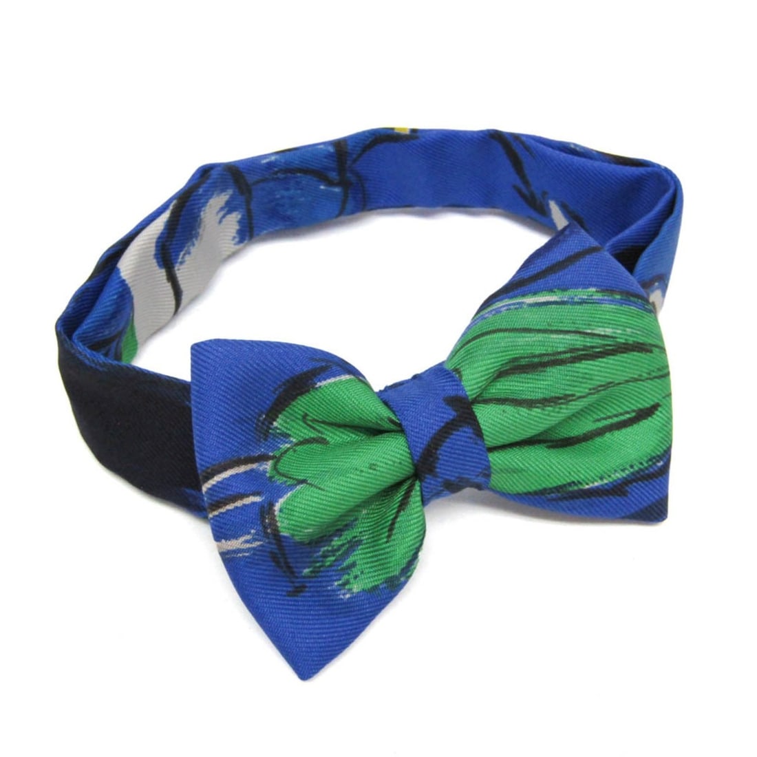 Hermes Nu Papillon Bow Tie Boys' Necktie Silk Blue,Green: --- Catalog ---Category: SizeSize: AdjustableWidth: 1.7cm / 0.66''Total Length: 41cm / 16.14''Category: DesignColor: Blue, GreenGender: BoysClosure: HookMaterial: Silk 100%Category: GeneralBrand: Herm