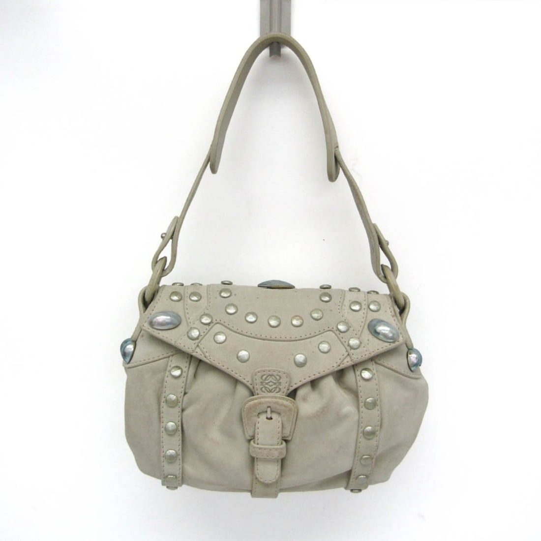 Loewe Belt Flap Women's Suede,Beads Handbag Light Gray: --- Catalog ---Category: SizeSize (HxWxD): 17cm x 21cm x 4.5cm / 6.69'' x 8.26'' x 1.77''Handle Length: 45cm / 17.71''Category: DesignType: HandbagColor: Light grayGender: WomenClosure: Magnetic snapM