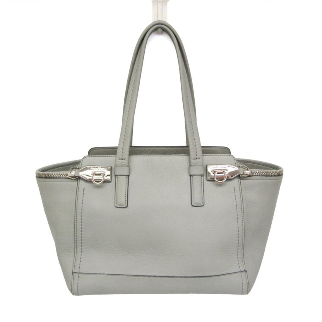 Salvatore Ferragamo Gancini DY-21 D698 Women's Leather Handbag,Tote Bag Gray: --- Catalog ---Category: SizeHandle Drop: 19.00cm / 7.48''Size (HxWxD): 23cm x 29cm x 14cm / 9.05'' x 11.41'' x 5.51''Handle Length: 47cm / 18.5''Category: DesignType: Handbag, Tote bagColor: GrayGend