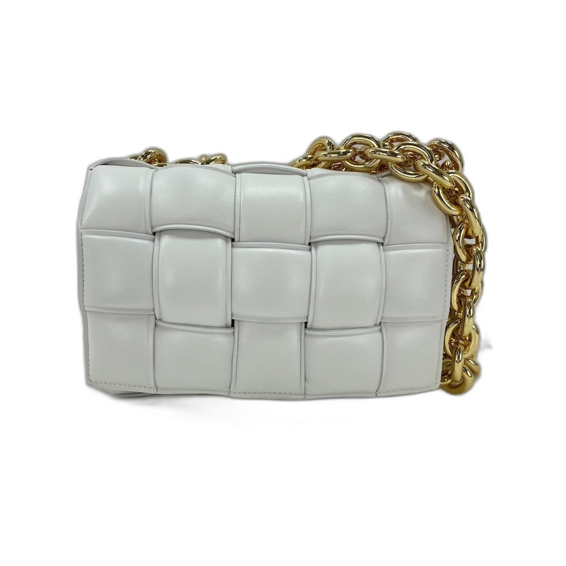 Bottega Veneta The Chain Cassette Shoulder Bag, White: --- Catalog ---Category: SizeSize (HxWxD): 20cm x 25cm x 5cm / 7.87'' x 9.84'' x 1.96''Category: DesignType: Shoulder bagColor: WhiteGender: WomenCategory: GeneralBrand: Bottega VenetaCountry of Origi