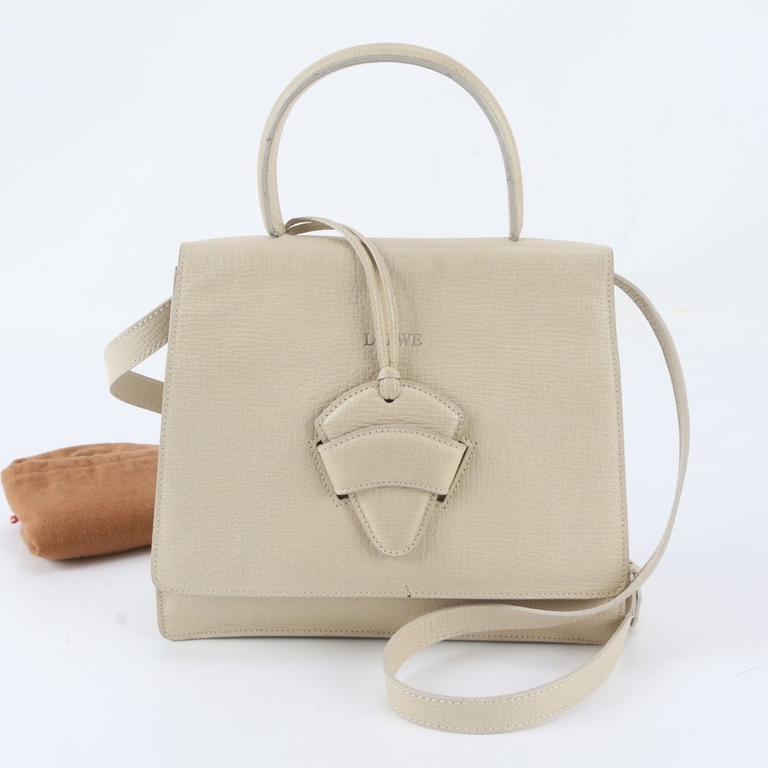 Vintage Loewe Barcelona Leather 2-Way Shoulder Bag/Handbag - Women's Brand: --- Catalog ---Category: SizeSize (HxWxD): 23cm x 28cm x 7cm / 9.05'' x 11.02'' x 2.75''Strap Length: 117cm / 46.06''Handle Length: 30cm / 11.81''Category: DesignType: Handbag, Shoulder bagColor: Ivor