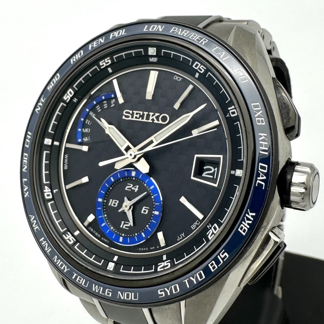 Seiko Brightz SAGA261/8B63-0AN0 Men's Watch, Day Date, Solar Radio Control, Titanium, Black and Navy: --- Catalog ---Category: SizeWrist Size: 19cm / 7.48''Case Diameter: 43mm / 1.69''Category: DesignType: WristwatchGender: MenColor (Dial): NavyMaterial (Band): TitaniumMaterial (Case): TitaniumCategor