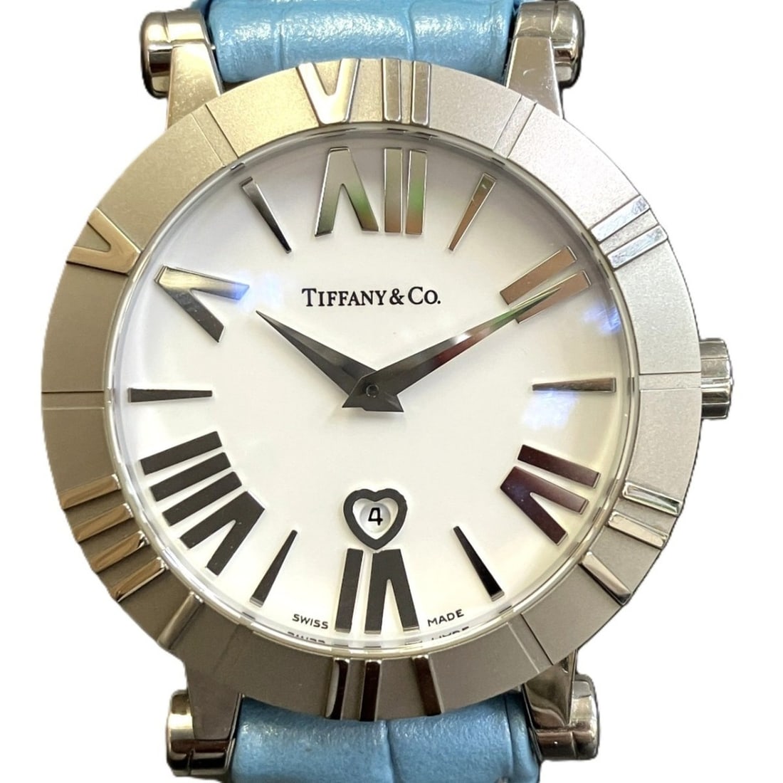 Tiffany & Co. Atlas watch, total weight 61g, stainless steel, genuine leather strap, quartz: --- Catalog ---Category: SizeWrist Size: 13cm - 18cm / 5.11'' - 7.08''Case Diameter: 36mm / 1.42''Category: DesignType: WristwatchGender: MenColor (Dial): WhiteMaterial (Band): LeatherMaterial (Case):