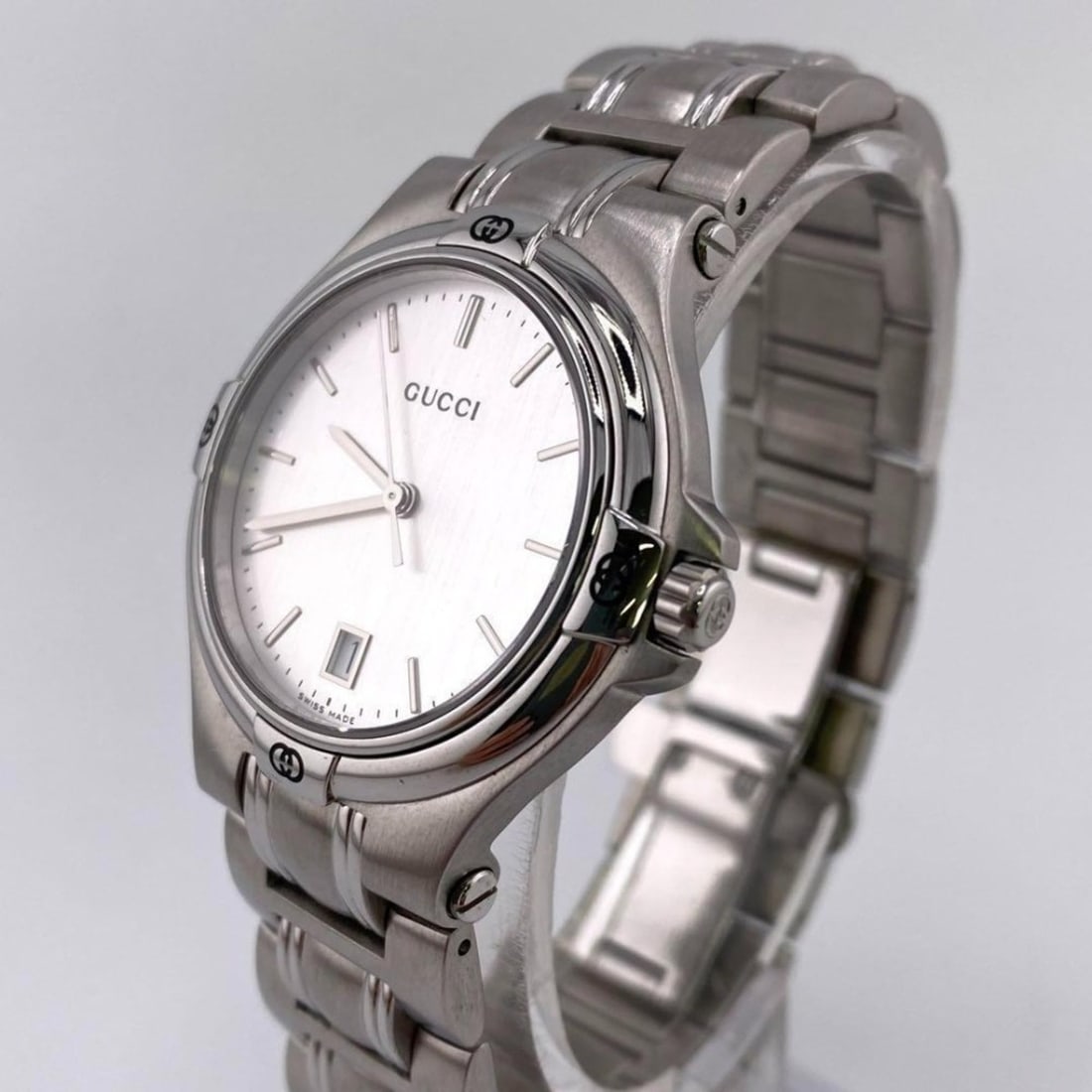 Gucci GUCCI Watch 9045 Series YA090318 Silver Men's Swiss Made Quartz Date Calendar: --- Catalog ---Category: SizeWrist Size: 15cm - 19cm / 5.9'' - 7.48''Case Diameter: 35mm / 1.38''Category: DesignType: WristwatchGender: MenMaterial (Band): Stainless steelMaterial (Case): Stainless s