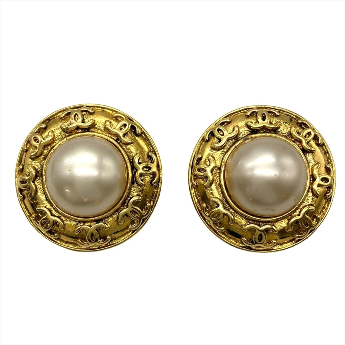 Chanel Coco Mark Earrings, Metal, White with Gold Hardware, Women's: --- Catalog ---Category: SizeSize (HxWxD): 30.00mm x 30.00mm / 1.18'' x 1.18''Category: DesignType: Clip earringsColor: WhiteGender: WomenMaterial: Artificial pearl, MetalCategory: GeneralBrand: Chane