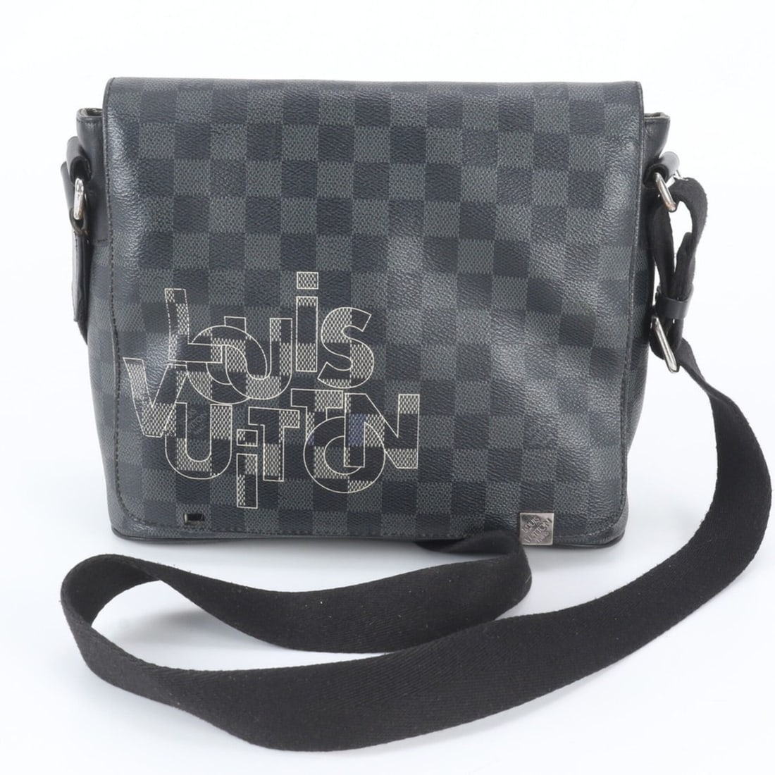 Louis Vuitton Damier Graphite District PM N40272 Leather Shoulder Bag for Men: --- Catalog ---Category: SizeSize (HxWxD): 23cm x 25cm x 8cm / 9.05'' x 9.84'' x 3.14''Strap Length: 128cm / 50.39''Category: DesignType: Shoulder bagColor: Black, GrayGender: MenMaterial: Leather Cat