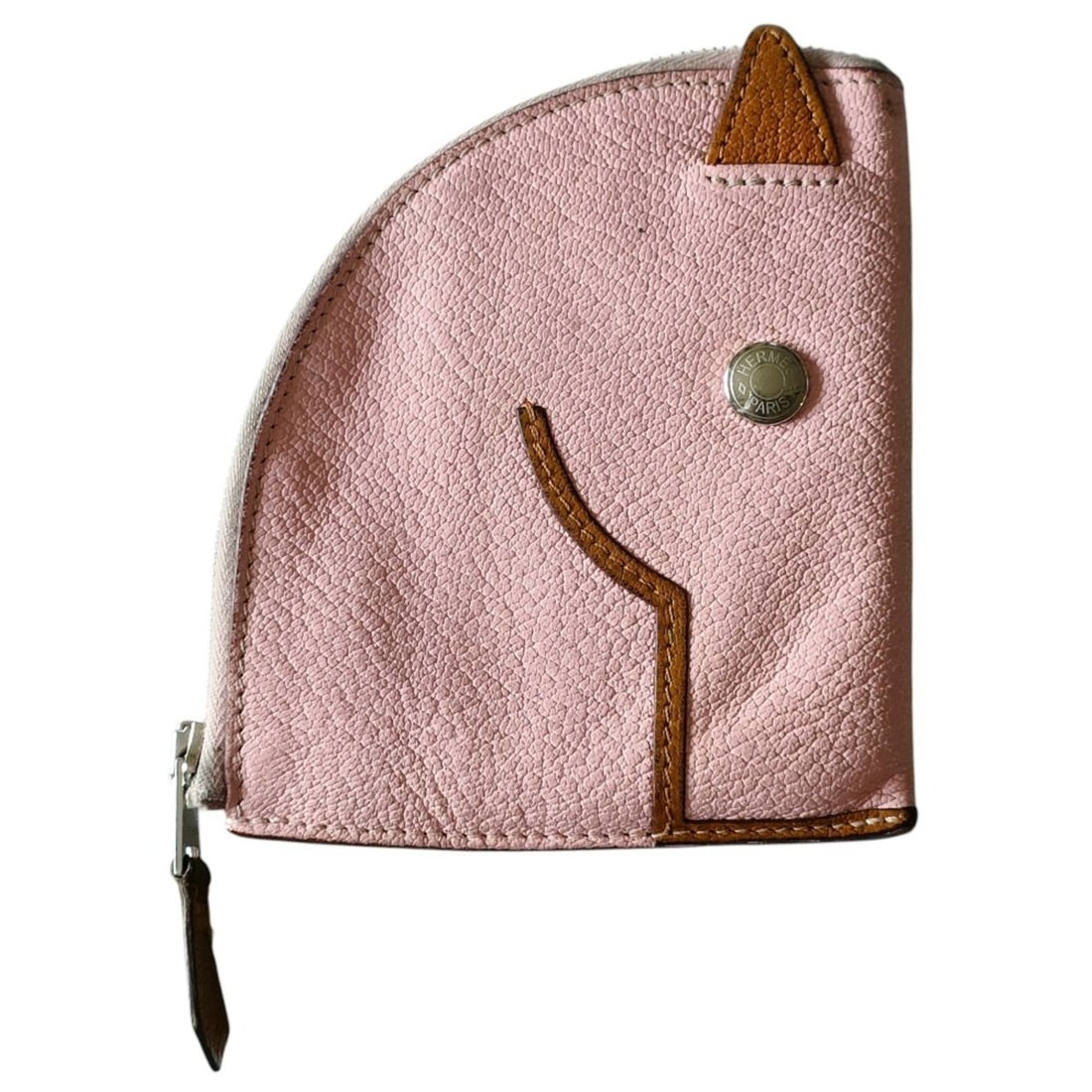 HERMES Chevre leather compact wallet with horse motif, pink, for women.: --- Catalog ---Category: SizeSize (HxWxD): 10.5cm x 9.5cm / 4.13'' x 3.74''Category: DesignType: Coin purse/coin caseColor: Rose sakuraGender: WomenMaterial: Chevre leather Category: GeneralLine: Kara