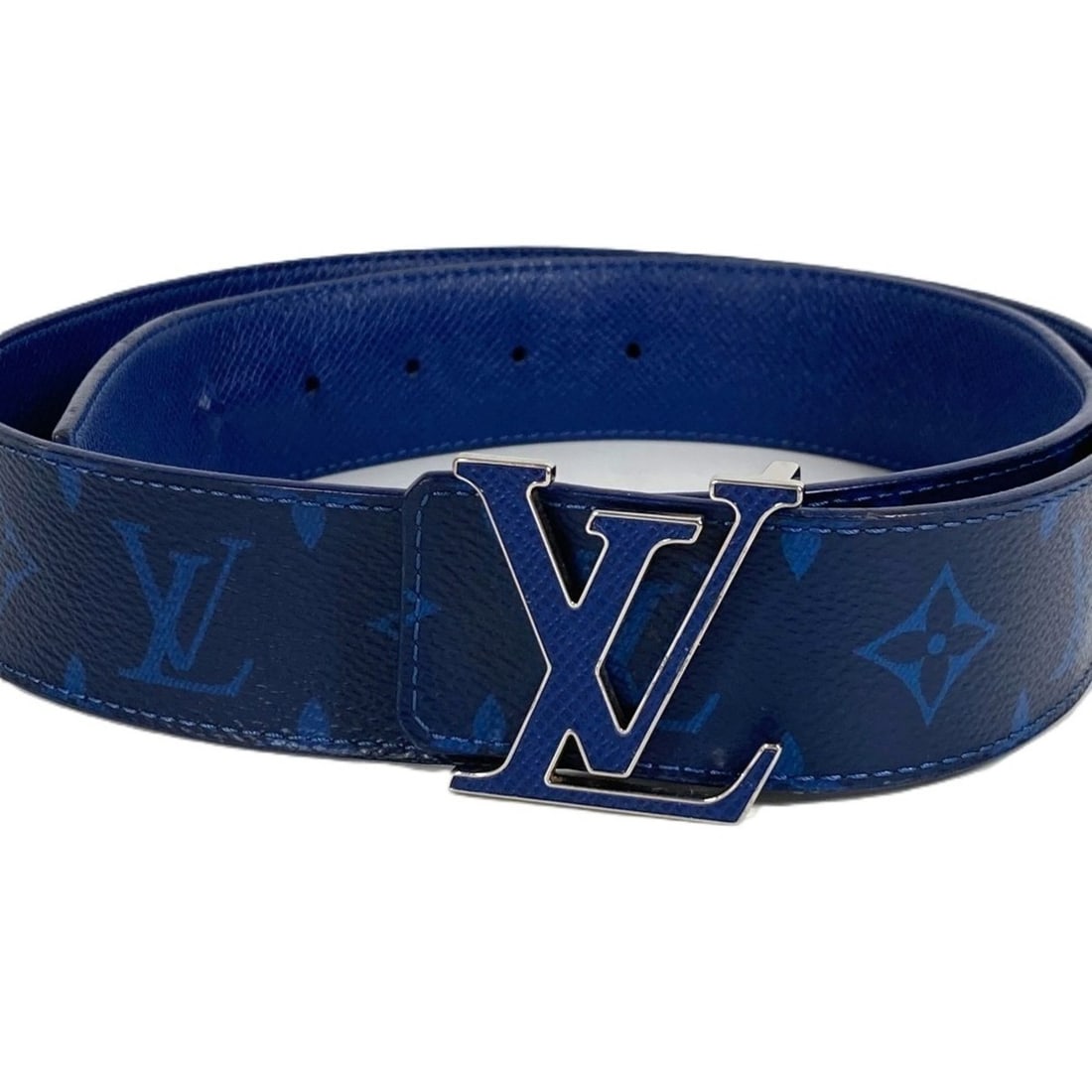 LOUIS VUITTON M0159T Monogram Cobalt Taigarama Belt with LV Initials, Reversible, 40mm, Fashion: --- Catalog ---Category: SizeLength: 90cm - 100cm / 35.43'' - 39.36''Category: DesignType: Standard beltColor: BlueGender: MenMaterial (Strap): Monogram Category: GeneralMPN: M0159TBrand: Louis Vuitto