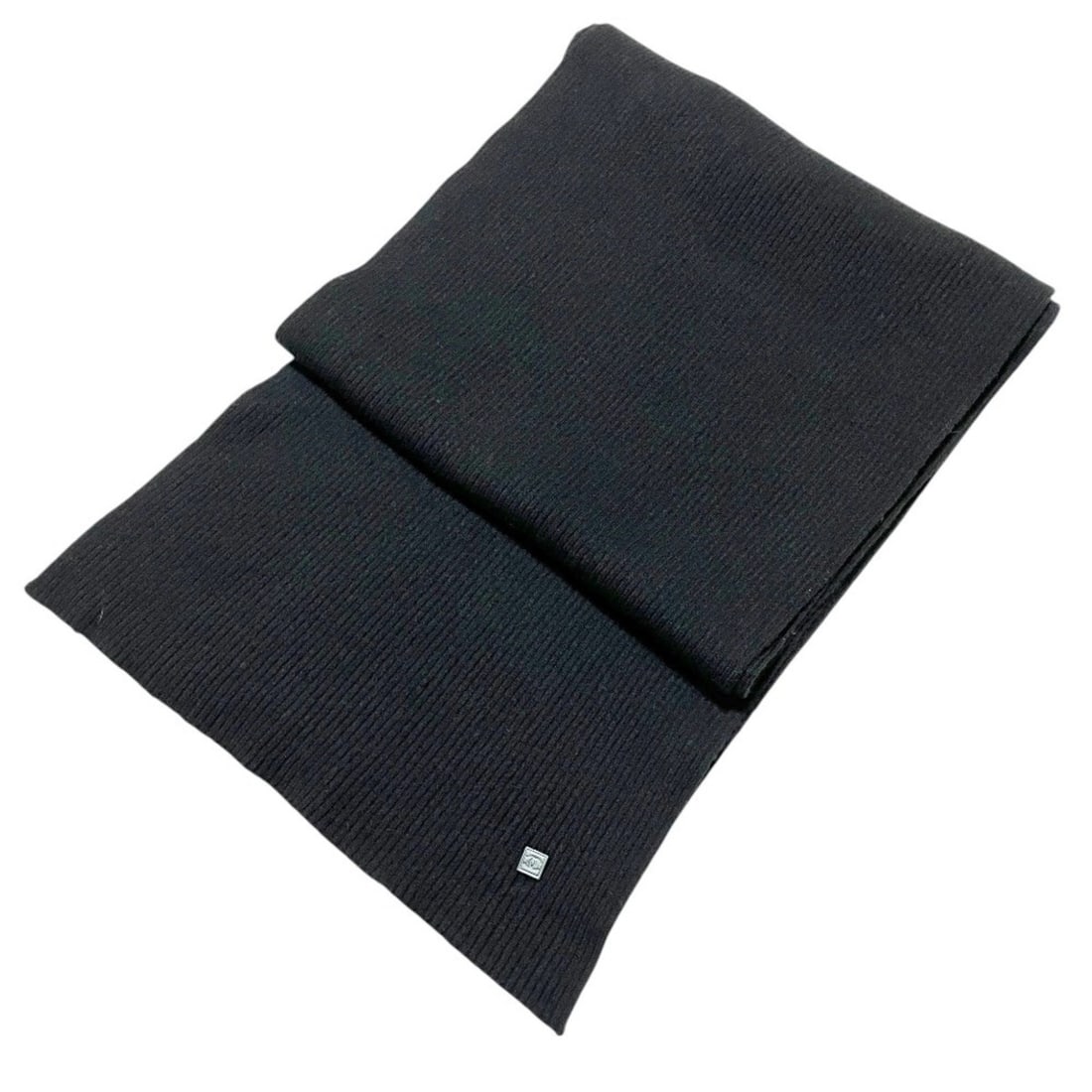CHANEL SPORTS Cashmere Rib Knit Scarf/Stole, Made in Scotland, Black, for Women: --- Catalog ---Category: SizeSize (LxW): 2.15m x 32cm / 84.64'' x 12.59''Category: DesignType: StoleColor: BlackStyle: SportsGender: WomenMaterial: Cashmere Category: GeneralBrand: Chanel--- Item List