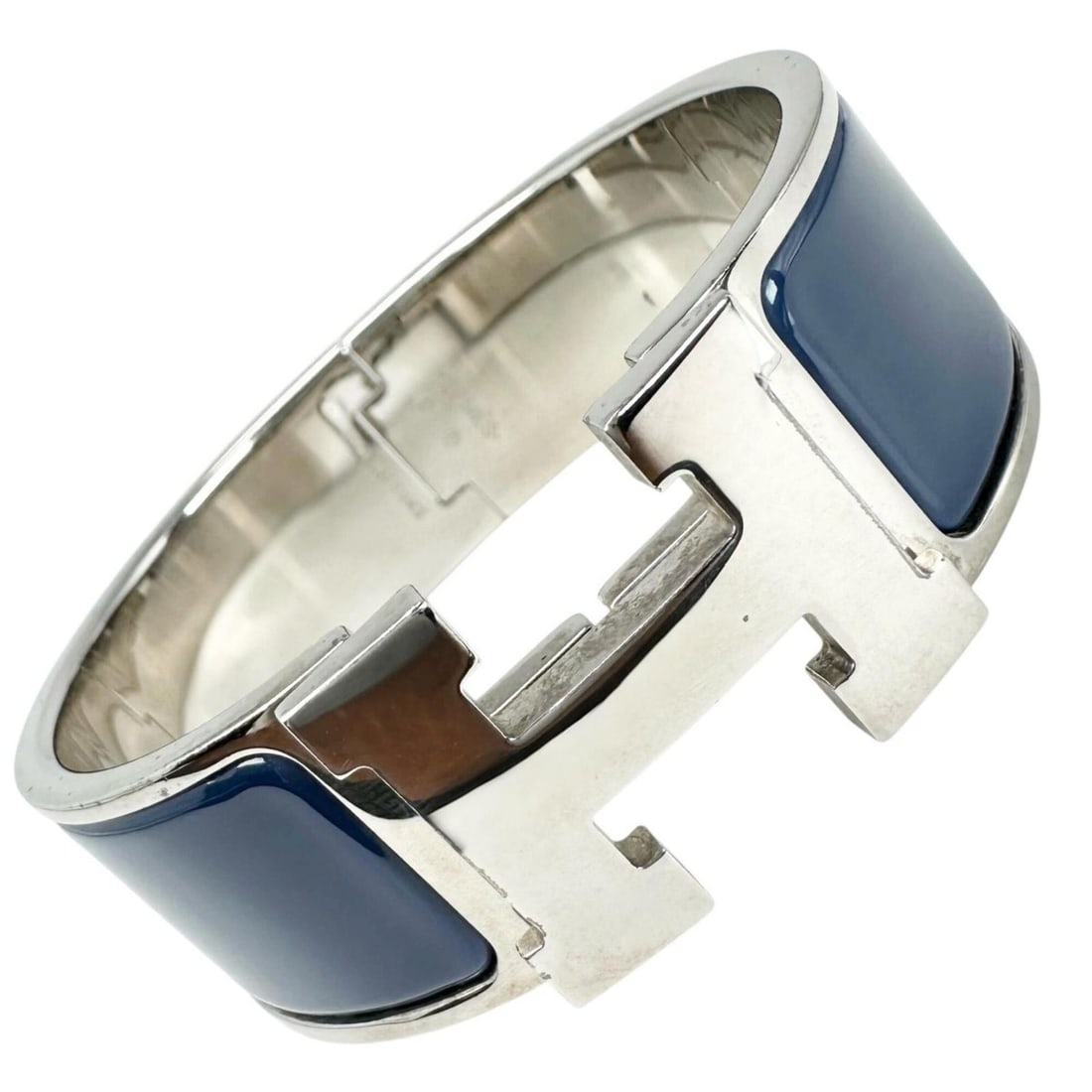 HERMES Clic Clac H Bangle, Enamel Plated, Navy Silver, Women's: --- Catalog ---Category: SizeWidth: 2cm / 0.78''Length: 16.8cm / 6.61''Category: DesignType: BangleColor: Navy, SilverGender: Men,WomenMaterial: Cloisonné/enamel, MetalCategory: GeneralBrand: HermesC