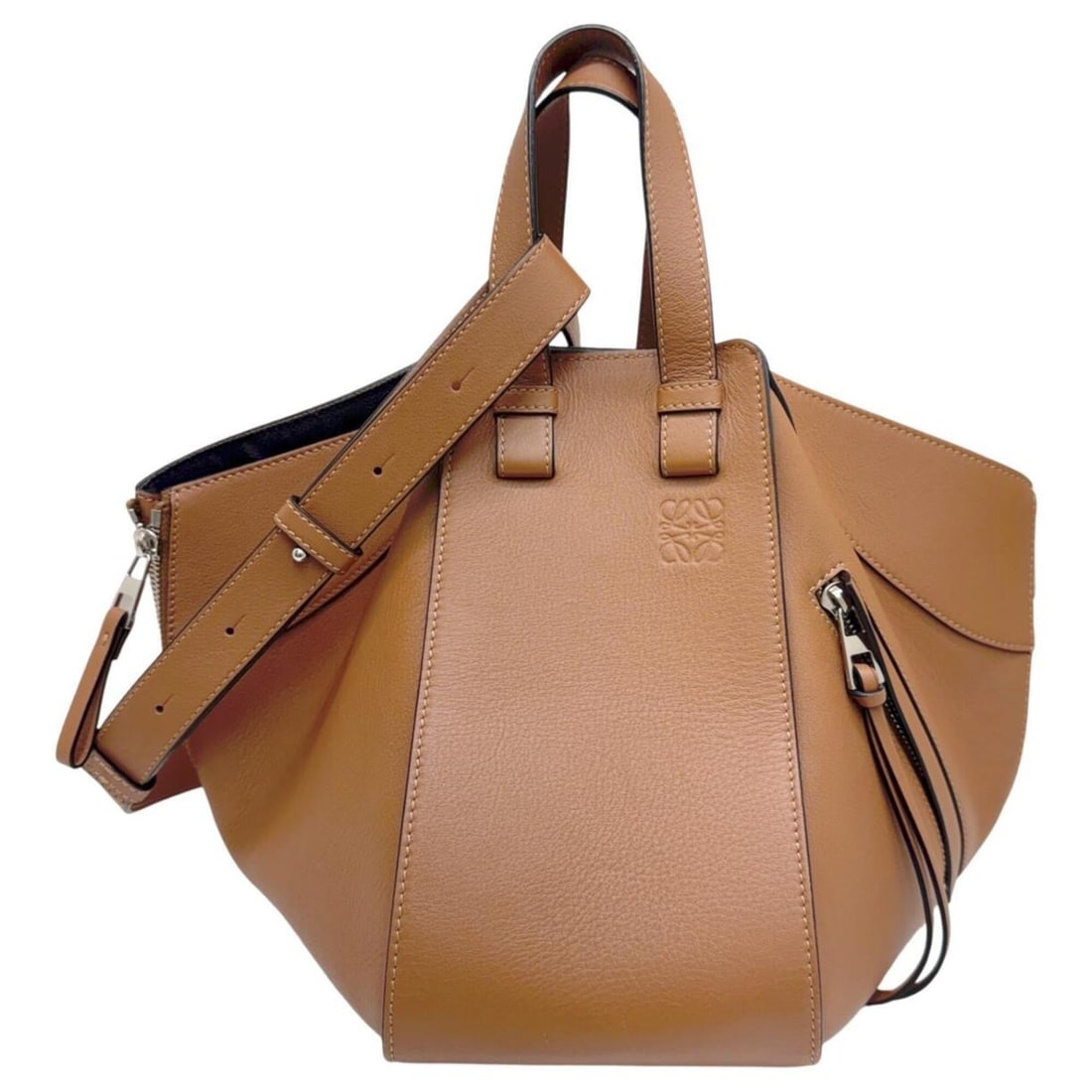 LOEWE Hammock Small Calf Leather Brown Shoulder Bag Handbag for Women: --- Catalog ---Category: SizeSize (HxWxD): 24cm x 40cm x 14cm / 9.44'' x 15.74'' x 5.51''Category: DesignType: Handbag, Shoulder bagColor: BrownGender: WomenMaterial: Leather Leather/Fur Type: Calfski