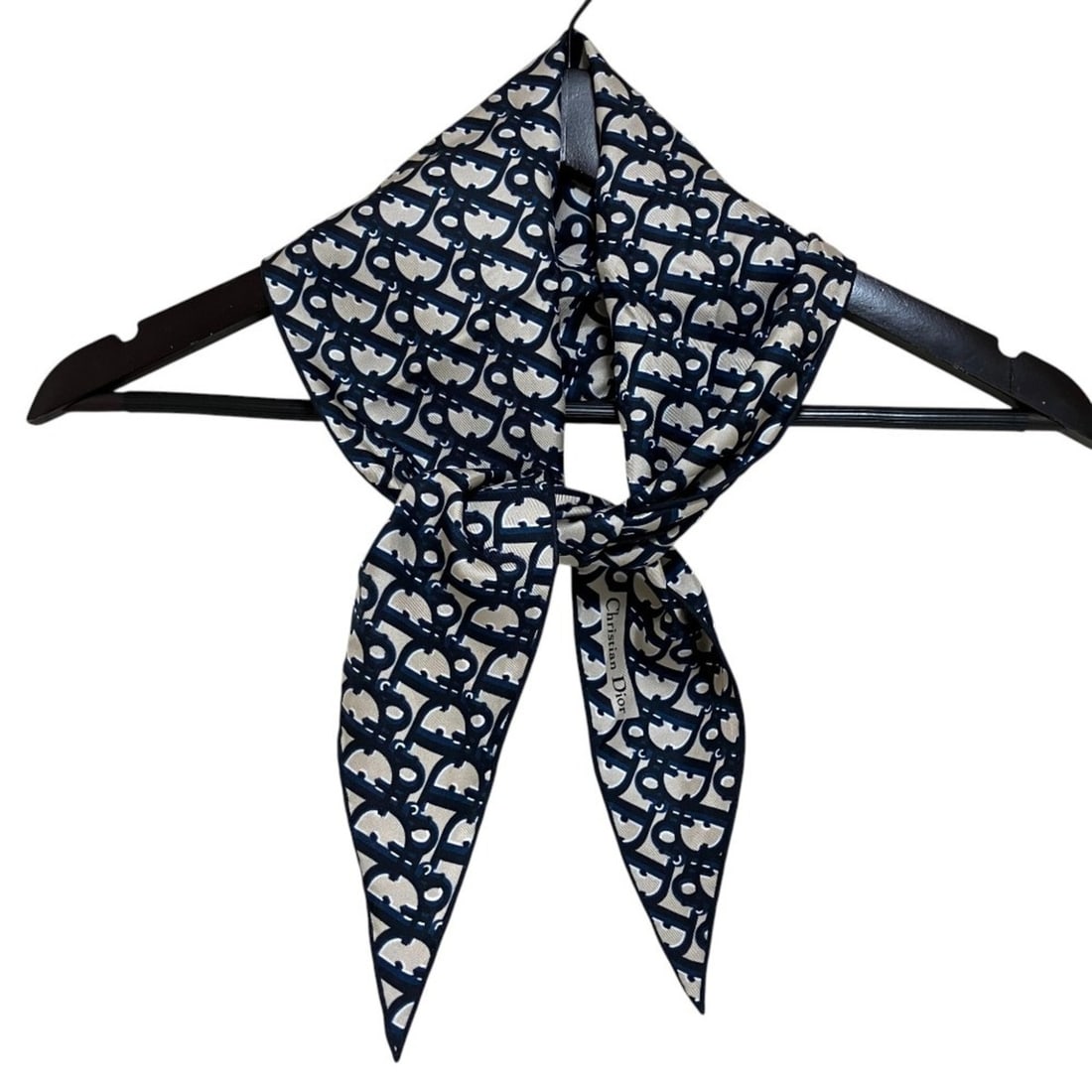 Christian Dior Oblique Silk Twill Diamond Scarf/Muffler 52DOB101I600 Navy x Beige Women's: --- Catalog ---Category: SizeSize (LxW): 35cm x 1.09m / 13.77'' x 42.91''Category: DesignType: ScarfColor: Beige, NavyGender: WomenCategory: GeneralBrand: Christian Dior--- Item List ---Section: Condi