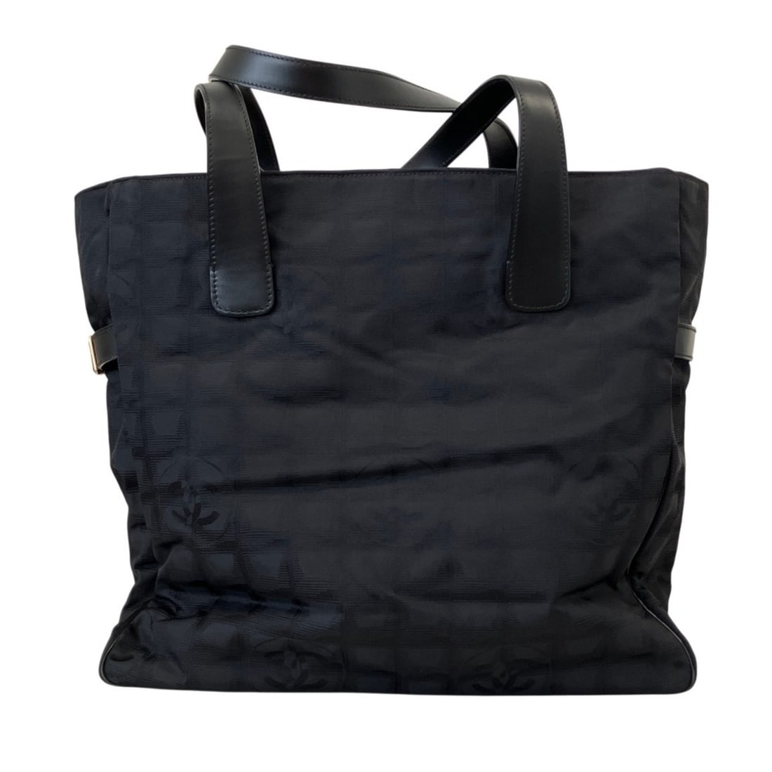 CHANEL New Travel Line GM Tote Bag A15825 Black Women's: --- Catalog ---Category: SizeSize (HxWxD): 33cm x 35cm x 12.5cm / 12.99'' x 13.77'' x 4.92''Handle Length: 61cm / 24.01''Category: DesignType: Tote bagColor: BlackGender: WomenMaterial: New Travel Lin