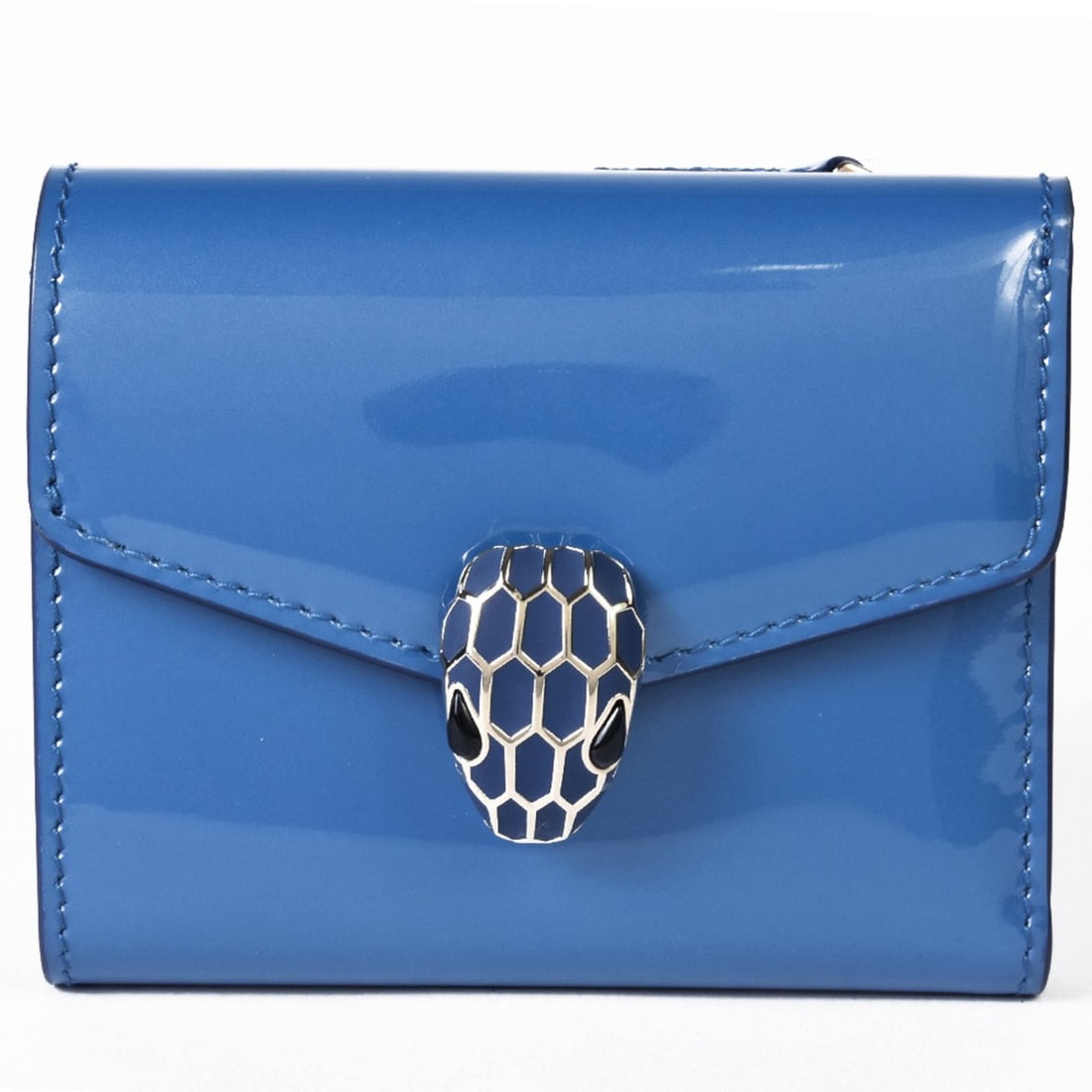 BVLGARI Serpenti Forever Trifold Wallet Enamel Patent Leather Blue Ladies: --- Catalog ---Category: SizeSize (HxWxD): 8cm x 9.5cm x 2.5cm / 3.14'' x 3.74'' x 0.98''Category: DesignType: Wallet (tri-fold)Color: BlueGender: WomenClosure: Snap fastenerMaterial: Patent leather I