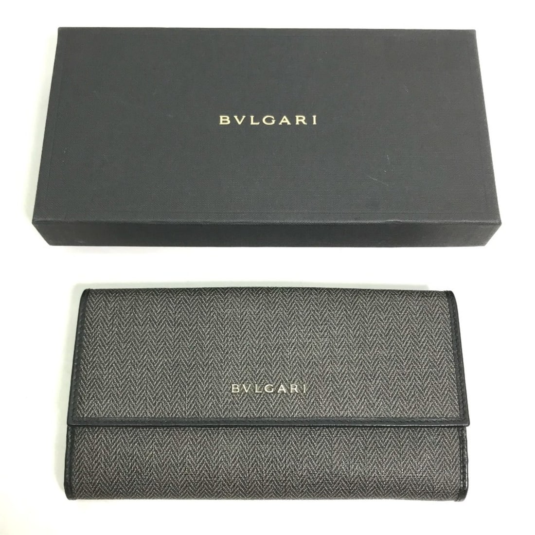 BVLGARI 33385 W Long Wallet Leather Women's Grey G-231025-74: --- Catalog ---Category: SizeSize (HxWxD): 10cm x 18.5cm x 3cm / 3.93'' x 7.28'' x 1.18''Category: DesignType: Long wallet (bi-fold)Color: GrayGender: WomenMaterial: PVC , Leather Category: GeneralBra