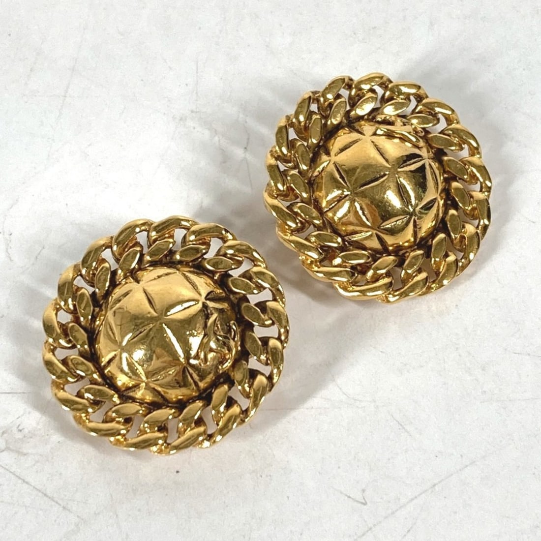 CHANEL Chanel Round Chain CC Coco Mark Matelasse Earrings Metal Women's Gold L-240613-8: --- Catalog ---Category: SizeSize (HxWxD): 32.00mm x 32.00mm / 1.26'' x 1.26''Category: DesignType: Clip earringsColor: GoldGender: WomenMaterial: MetalCategory: GeneralBrand: Chanel--- Item List ---S