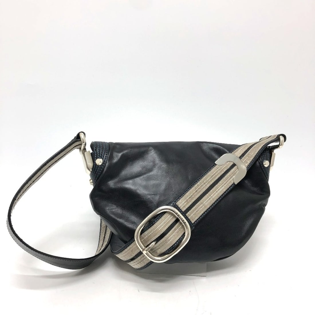 CELINE 115 130 Ribbon Shoulder Bag Leather Women's Black G-230410-57: --- Catalog ---Category: SizeSize (HxWxD): 16.5cm x 25cm x 3.5cm / 6.49'' x 9.84'' x 1.37''Strap Length: 108cm / 42.51''Category: DesignType: Shoulder bagColor: BlackGender: WomenClosure: MagnetMateri