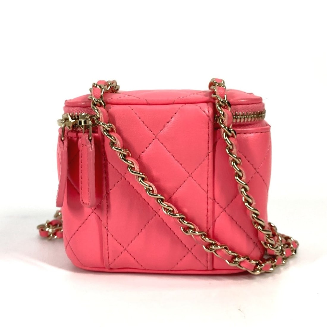 CHANEL AP1340 Timeless Classic Line Small Vanity Bag Chain Shoulder Lambskin Women's Pink: --- Catalog ---Category: SizeSize (HxWxD): 9cm x 10cm x 7cm / 3.54'' x 3.93'' x 2.75''Strap Length: 119cm / 46.85''Category: DesignType: Shoulder bag, Vanity bagColor: PinkGender: WomenClosure: Zipper