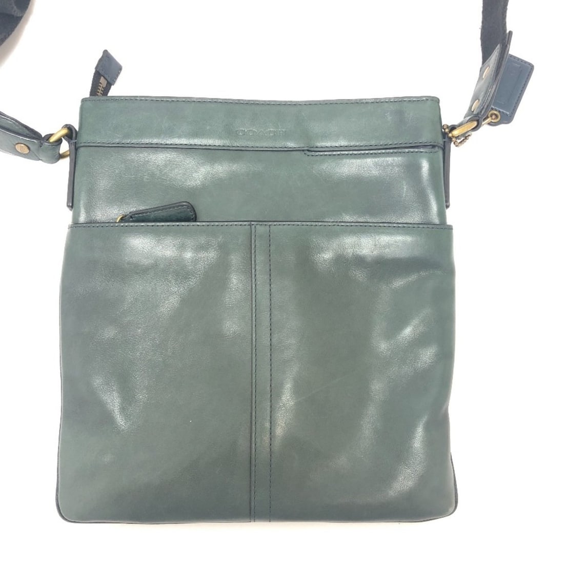 COACH 70710 Flat Shoulder Bag Leather Men's Green T-240801-2: --- Catalog ---Category: SizeSize (HxWxD): 29cm x 26cm x 1.5cm / 11.41'' x 10.23'' x 0.59''Category: DesignType: Shoulder bagColor: GreenGender: MenMaterial: Leather Category: GeneralBrand: Coach--- I