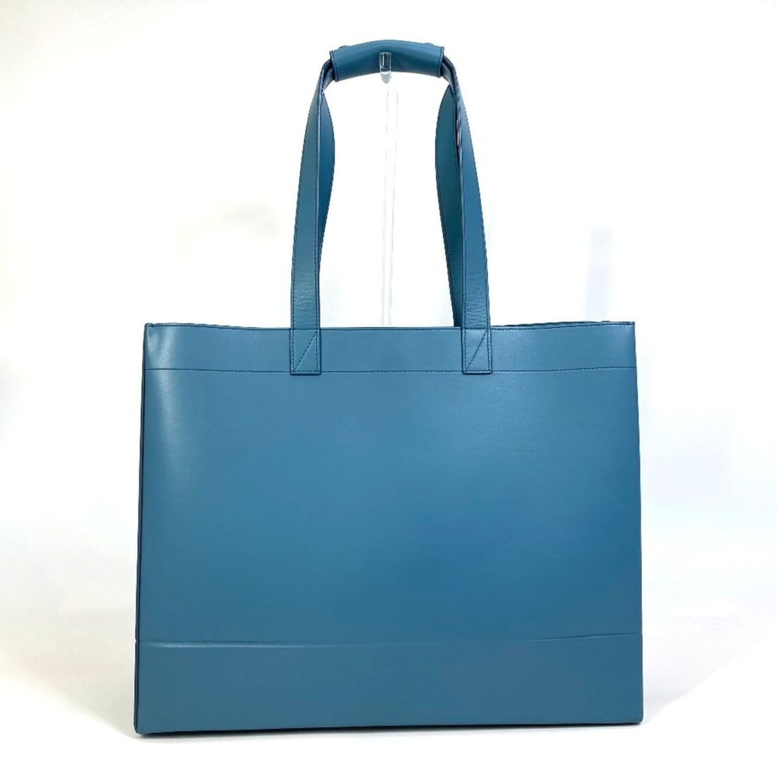 Christian Dior Dior Shawn Stussy collaboration handbag tote bag leather men's blue G-221025-41: --- Catalog ---Category: SizeSize (HxWxD): 34cm x 42cm x 15.5cm / 13.38'' x 16.53'' x 6.1''Category: DesignType: Handbag, Tote bagColor: BlueGender: MenMaterial: Leather Category: GeneralBrand: Christ