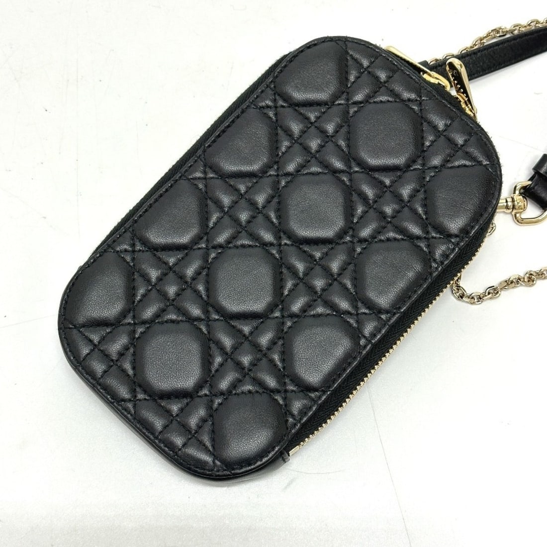 Christian Dior S0842ONMJ Cannage Phone Case Chain Shoulder Bag Leather Women's Black G-230925-96: --- Catalog ---Category: SizeSize (HxWxD): 18cm x 10.5cm x 2.5cm / 7.08'' x 4.13'' x 0.98''Strap Length: 120cm / 47.24''Handle Length: 26cm / 10.23''Category: DesignType: Shoulder bagColor: BlackGende