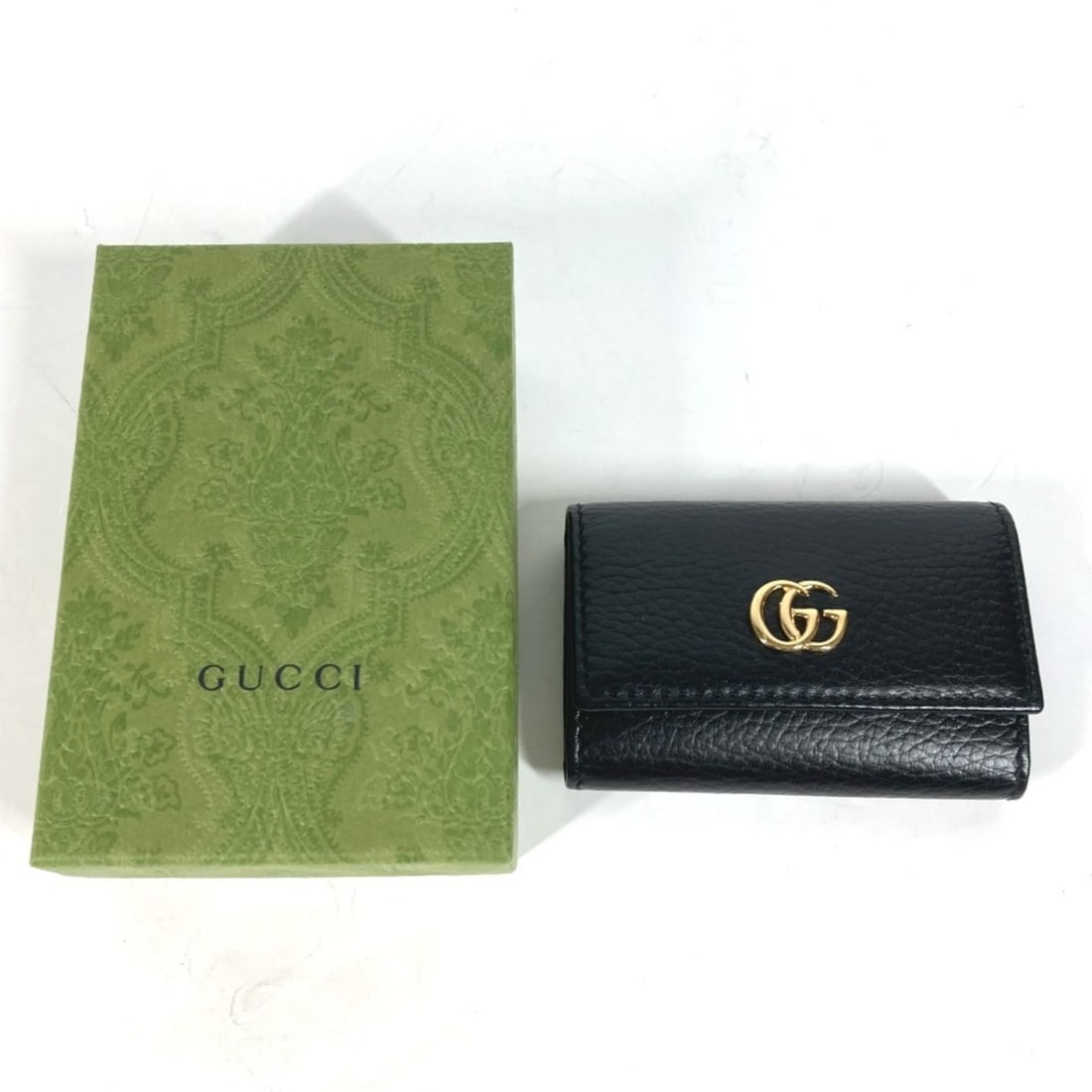 GUCCI 456118 GG Marmont 6-ring key case leather ladies black E-240306-14: --- Catalog ---Category: DesignType: KeycaseColor: BlackGender: Men,WomenMaterial: Leather Category: GeneralBrand: GucciCategory: Physical PropertiesSize (HxWxD): 6.5cm x 9.5cm / 2.55'' x 3.74''--- It