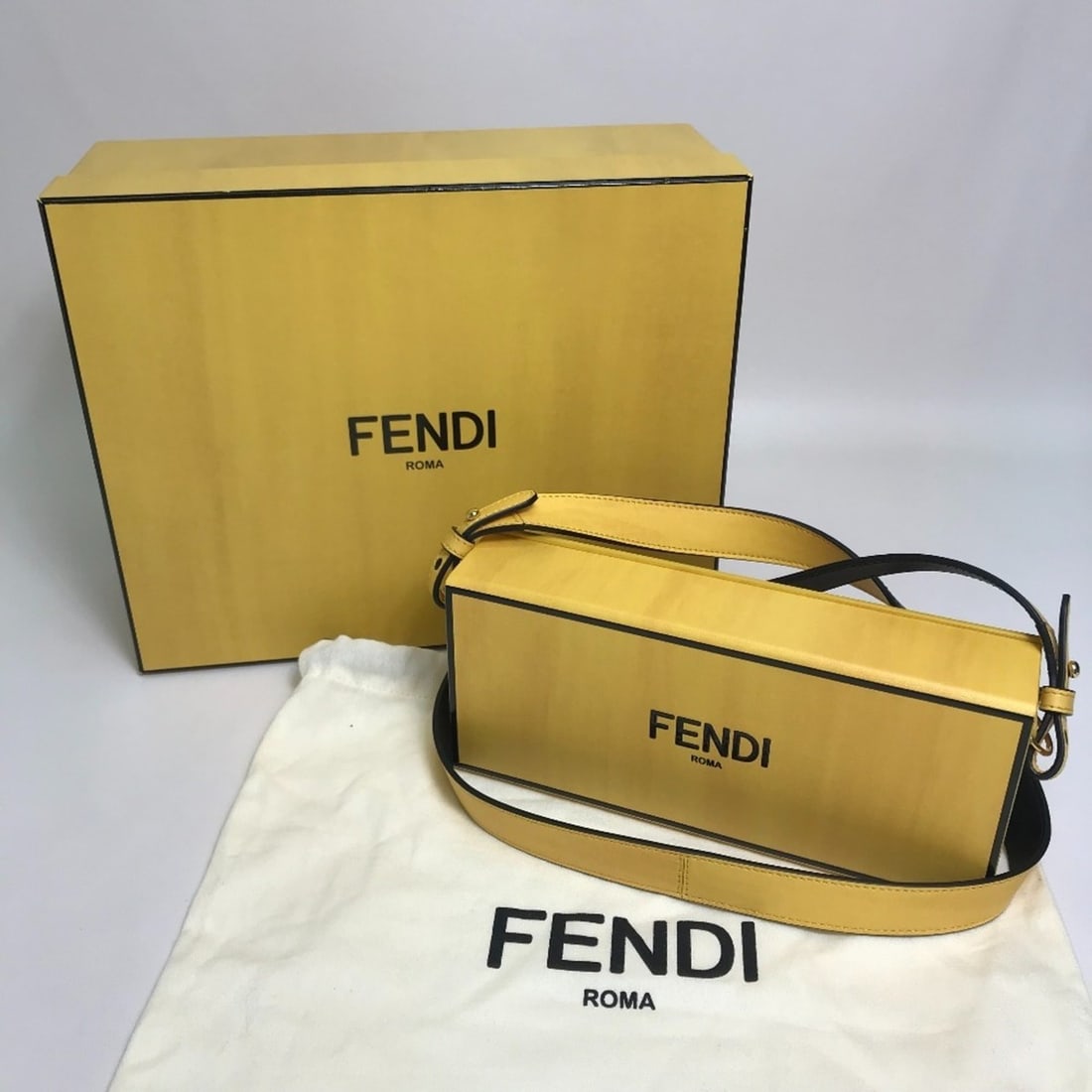 FENDI 7VA520 Box-shaped Horizontal 2020AW Shoulder Bag Leather Men's Yellow Black E-211124-26: --- Catalog ---Category: SizeSize (HxWxD): 10cm x 24cm x 5cm / 3.93'' x 9.44'' x 1.96''Category: DesignType: Shoulder bagColor: Black, YellowGender: MenMaterial: Leather Category: GeneralBrand: Fendi-