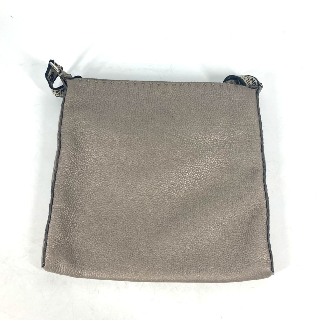 FENDI Selleria Shoulder Bag Leather Women's Beige L-240530-26: --- Catalog ---Category: SizeSize (HxWxD): 26.5cm x 28.5cm x 2.5cm / 10.43'' x 11.22'' x 0.98''Category: DesignType: Shoulder bagColor: BeigeGender: WomenMaterial: Leather Outer Pocket: Zipper pocket 