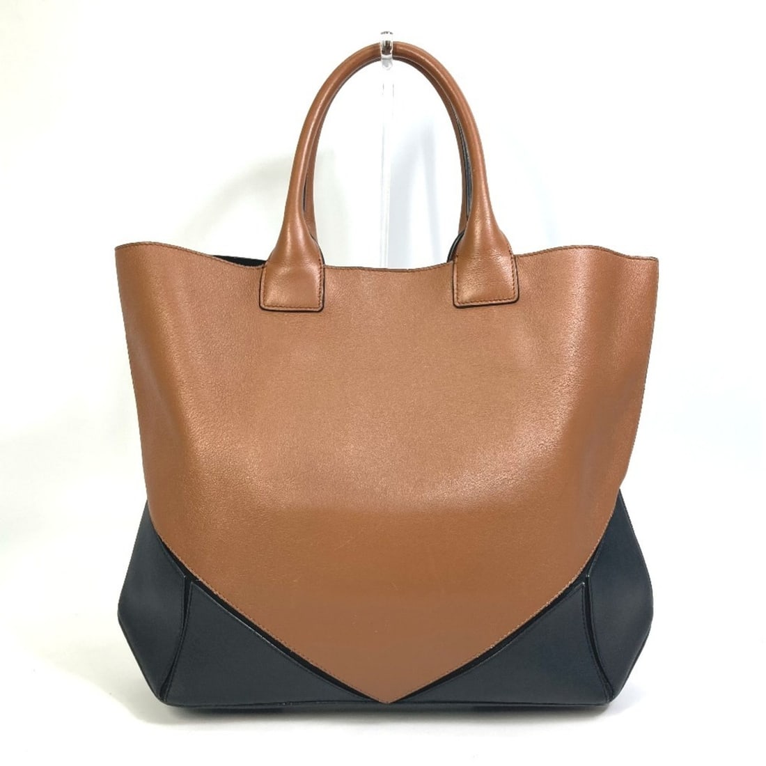 GIVENCHY Bicolor Shoulder Bag Tote Handbag Leather Women's Brown x Black G-230310-45: --- Catalog ---Category: SizeSize (HxWxD): 34cm x 45cm x 13cm / 13.38'' x 17.71'' x 5.11''Category: DesignType: Handbag, Shoulder bag, Tote bagColor: Black, BrownGender: Men,WomenOuter Pocket: Zipper 