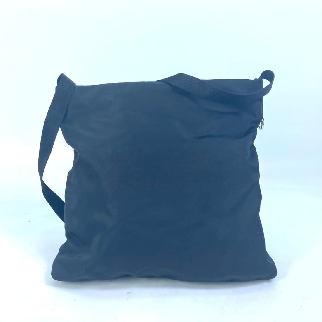 PRADA 2VH055 Plate Triangle Shoulder Bag Nylon Men's Black G-230710-19: --- Catalog ---Category: SizeSize (HxWxD): 27cm x 28.5cm / 10.62'' x 11.22''Category: DesignType: Shoulder bagColor: BlackGender: Men,WomenMaterial: Nylon Category: GeneralBrand: Prada--- Item List --