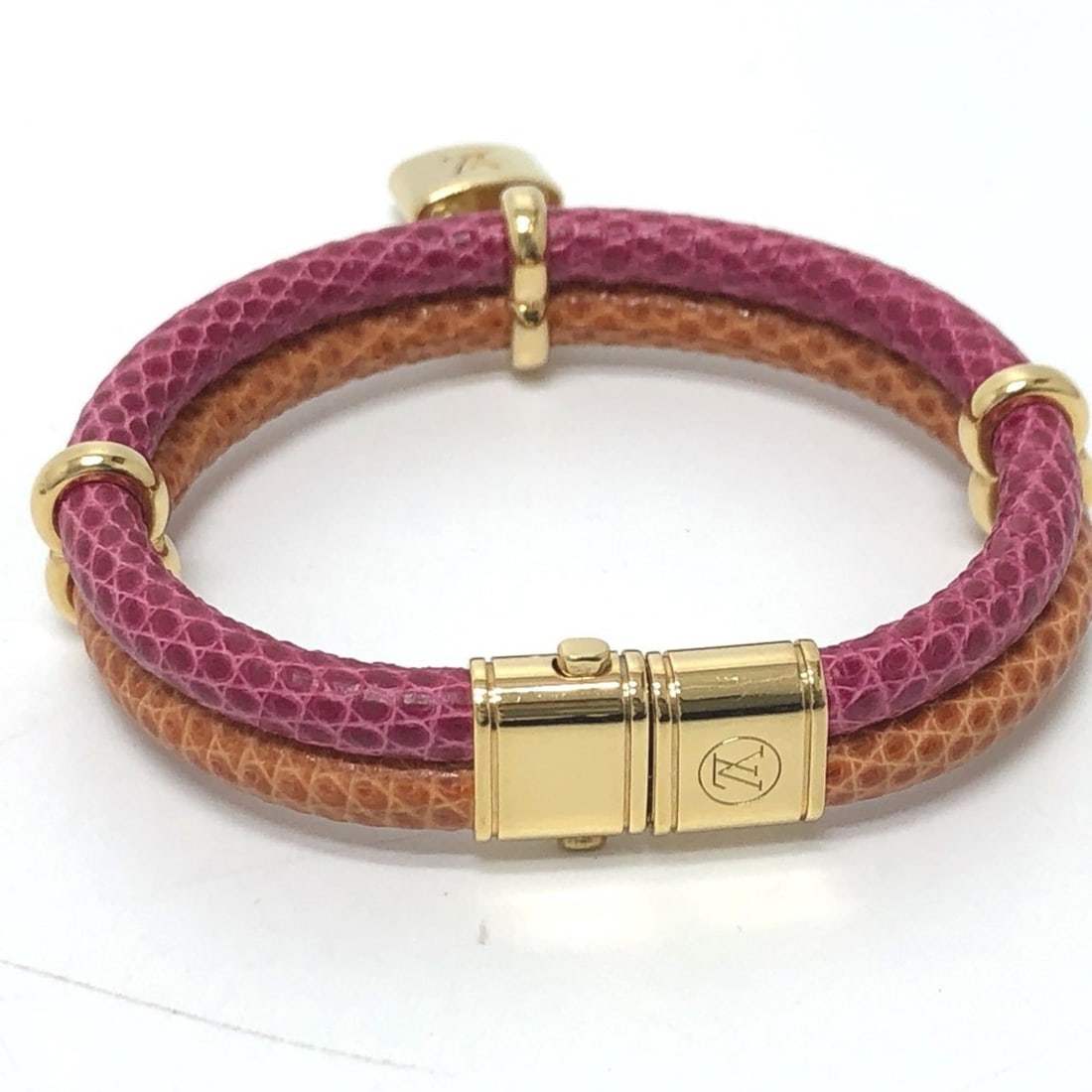 LOUIS VUITTON Louis Vuitton Bracelet Keep It Twice Leather Men's Women's Pink M-231210-5: --- Catalog ---Category: SizeLength: 15cm / 5.9''Category: DesignType: Charm braceletColor: Gold, Orange, PinkGender: Men,WomenMaterial: LeatherCategory: GeneralBrand: Louis Vuitton--- Item List ---Se
