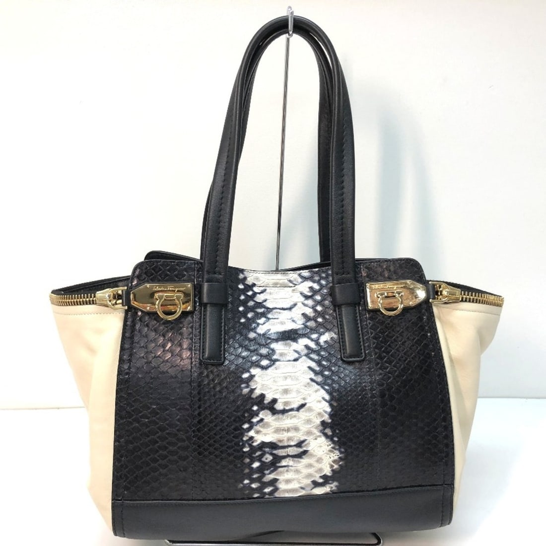 Salvatore Ferragamo Gancini Shoulder Bag Handbag Leather Women's Black: --- Catalog ---Category: SizeSize (HxWxD): 24cm x 29cm x 15cm / 9.44'' x 11.41'' x 5.9''Category: DesignType: Handbag, Shoulder bagColor: BlackGender: WomenMaterial: Leather Category: GeneralLine: Gan