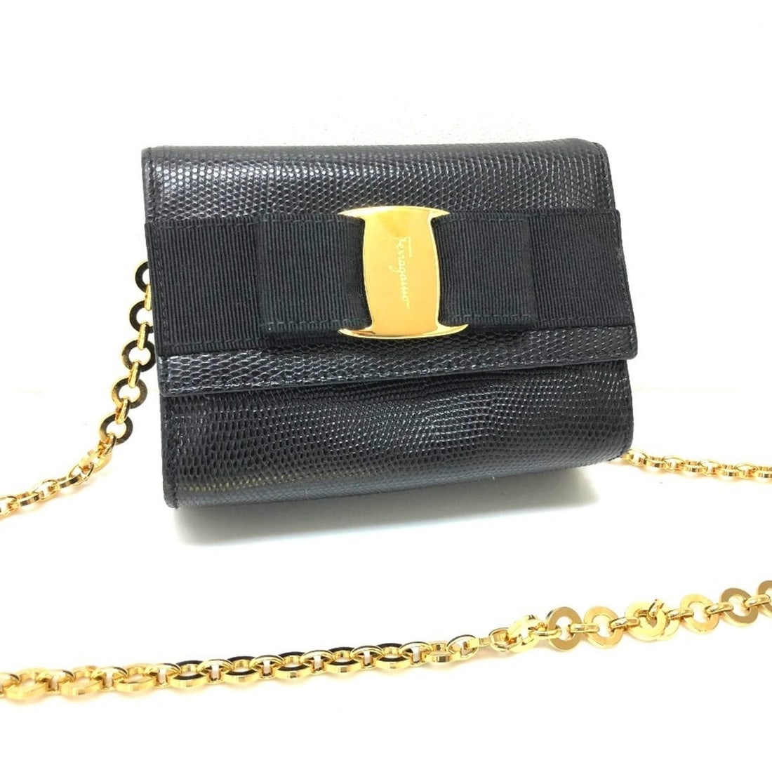 Salvatore Ferragamo Vara Ribbon Pochette Waist Bag Clutch Shoulder Embossed Leather Women's Black x: --- Catalog ---Category: SizeSize (HxWxD): 11cm x 14.5cm x 5cm / 4.33'' x 5.7'' x 1.96''Category: DesignType: Pochette, Shoulder bagColor: BlackGender: WomenClosure: MagnetMaterial: Leather Inner Pock
