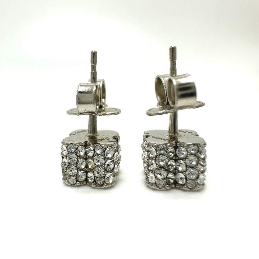 LOUIS VUITTON M64879 Boucle d'oreille Fast Flower Strass Stud Earrings Metal Women's Silver: --- Catalog ---Category: SizeSize (HxWxD): 11.00mm x 7.00mm / 0.43'' x 0.28''Category: DesignType: Stud earringsColor: SilverGender: WomenMaterial: MetalCategory: GeneralBrand: Louis Vuitton--- Item L