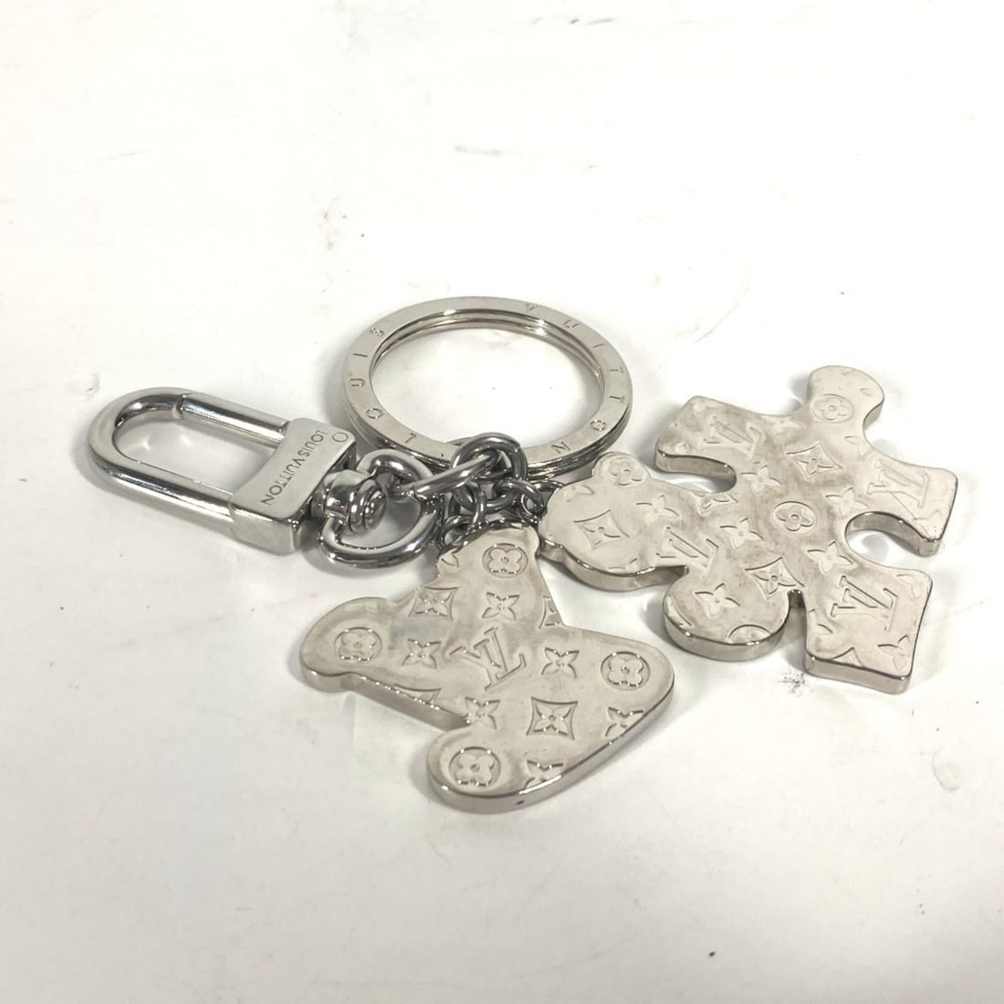 LOUIS VUITTON MP3453 Portocle LV Puzzle Bag Charm Keychain Metal Men's Silver G-240710-82: --- Catalog ---Category: DesignType: KeyringColor: Multi-color, SilverGender: MenMaterial: MetalCategory: GeneralBrand: Louis Vuitton--- Item List ---Section: ConditionRanking: Rank AB Used - Traces o