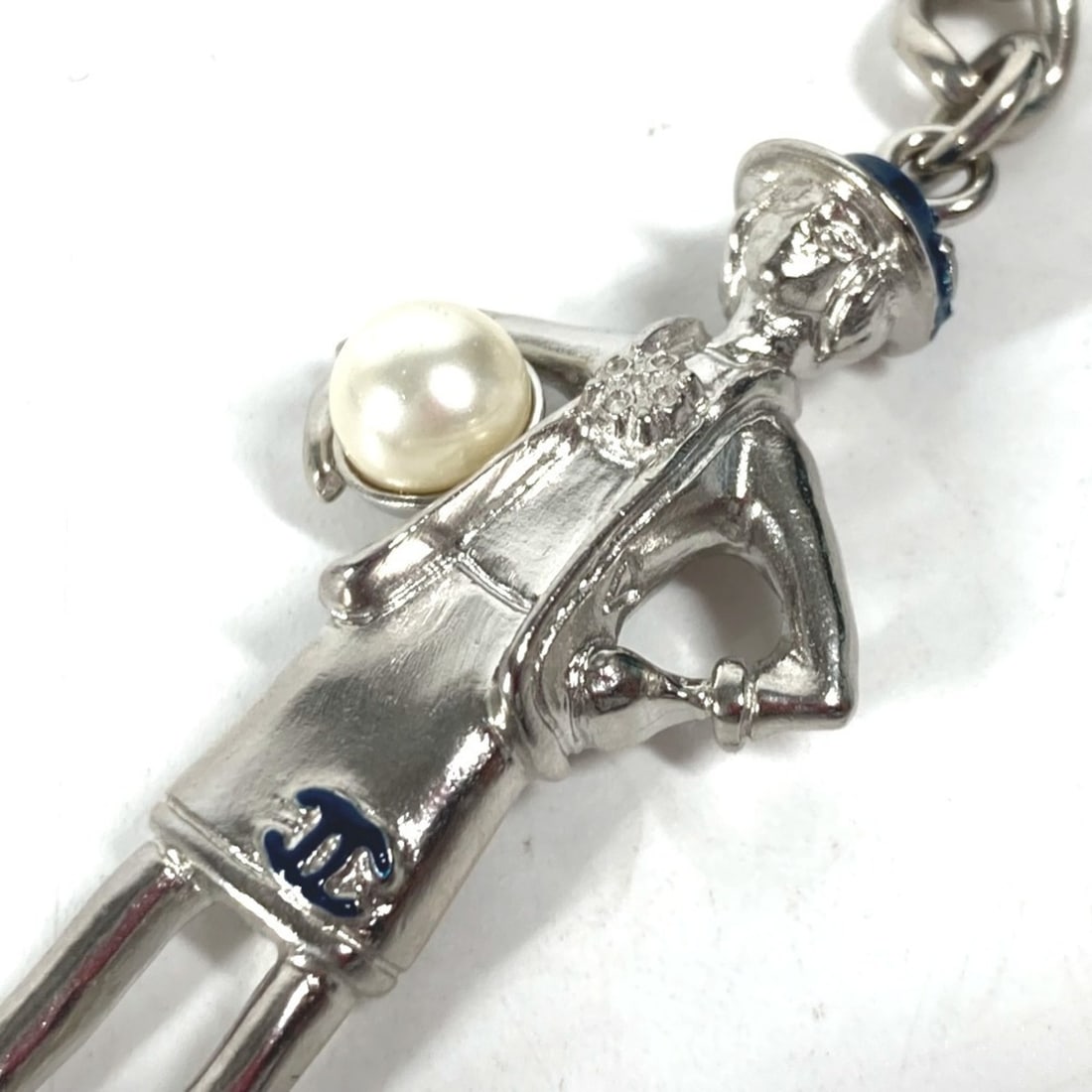 CHANEL CC Coco Mark Doll Chanel Camellia Fake Pearl Bag Charm Key Ring Necklace Pendant Holder Metal: --- Catalog ---Category: DesignType: KeyringColor: SilverGender: WomenMaterial: MetalCategory: GeneralBrand: Chanel--- Item List ---Section: ConditionRanking: Rank A Used - A few traces of usage, some