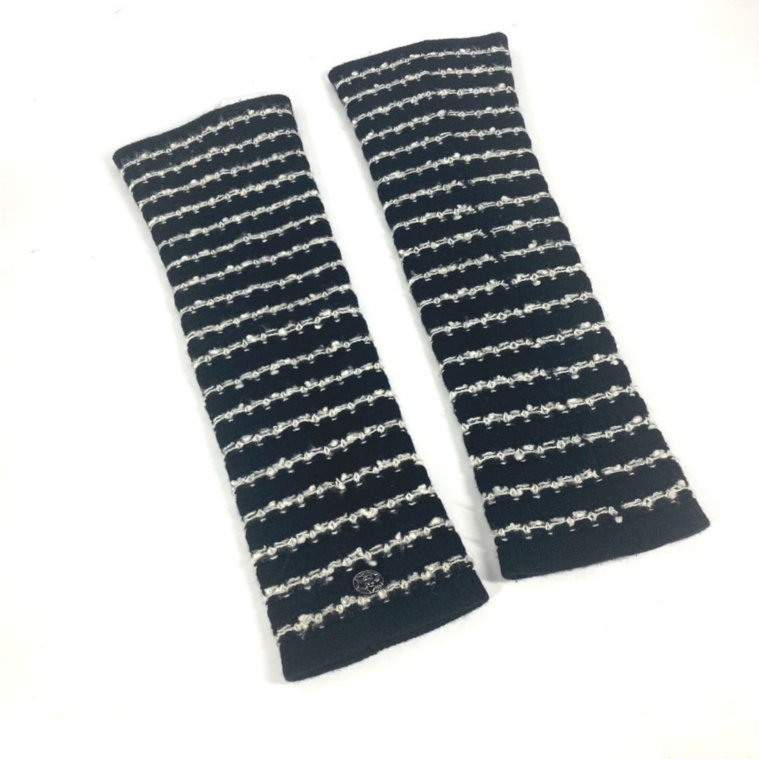 CHANEL P39944 10A Arm Cover CC Coco Mark Border Gloves Cashmere Wool Women's Black: --- Catalog ---Category: SizeTotal Length: 47.5cm / 18.7''Category: DesignType: Warm glovesColor: Black, WhiteGender: WomenPadding: No paddingMaterial: Cashmere , Wool Category: GeneralBrand: Chanel--