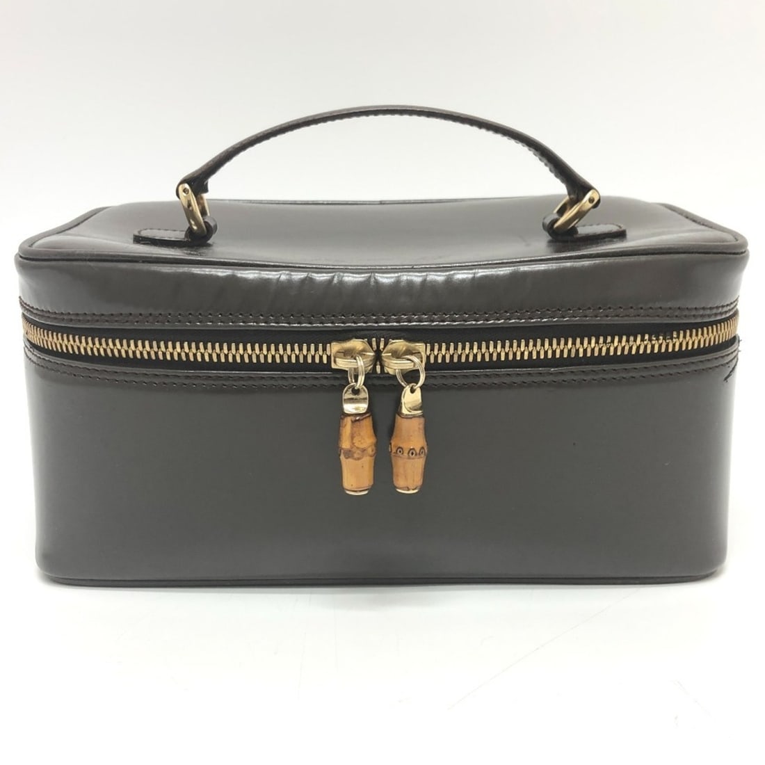 GUCCI 032.1956 Old Gucci Bamboo Handbag Bag Pouch Vanity Calf Leather Women's Brown T-240901-12: --- Catalog ---Category: SizeSize (HxWxD): 11cm x 22cm x 14cm / 4.33'' x 8.66'' x 5.51''Category: DesignType: Pouch, Vanity bagColor: BrownGender: WomenMaterial: Leather Category: GeneralBrand: Gucci-