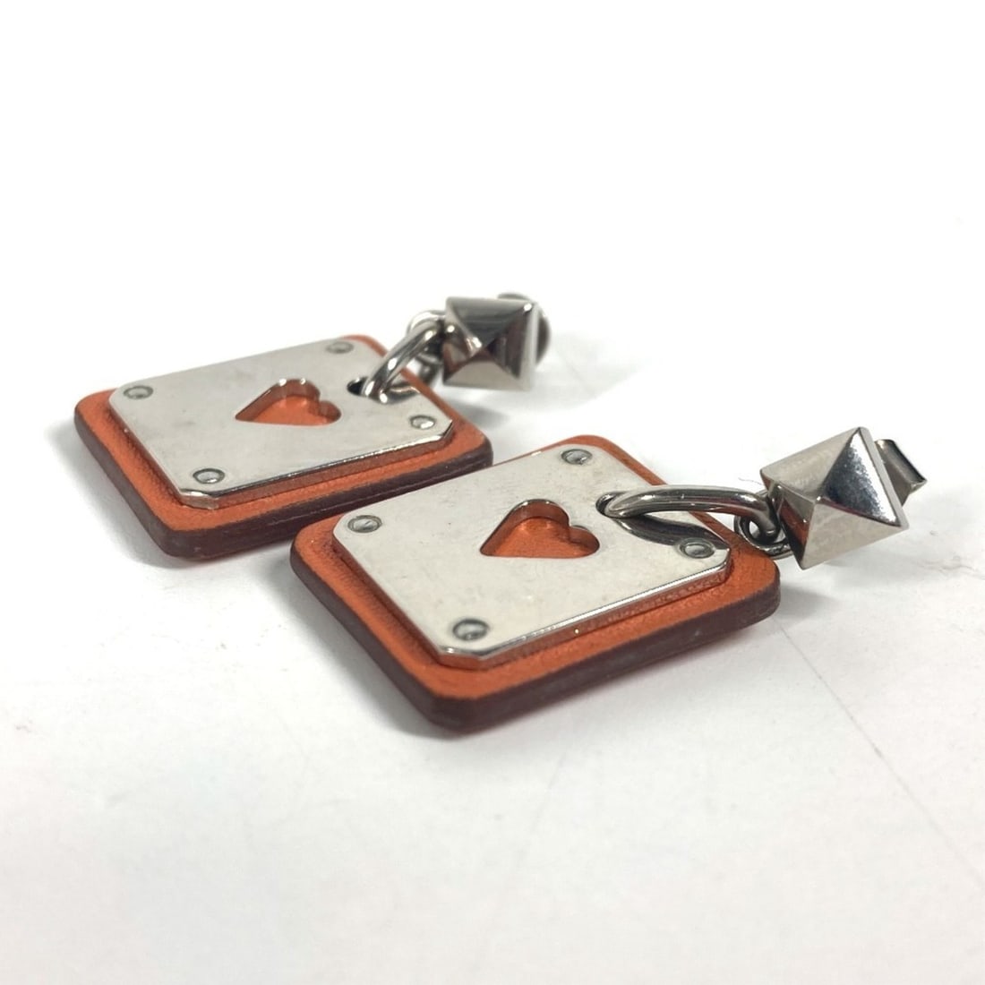 HERMES Hermes Heart Asdukur PM Earrings Metal Leather Women's Silver OT-240917-37: --- Catalog ---Category: DesignType: Stud earringsColor: Orange, SilverGender: WomenMaterial: Leather, MetalCategory: GeneralBrand: Hermes--- Item List ---Section: ConditionRanking: Rank AB Used - Tra