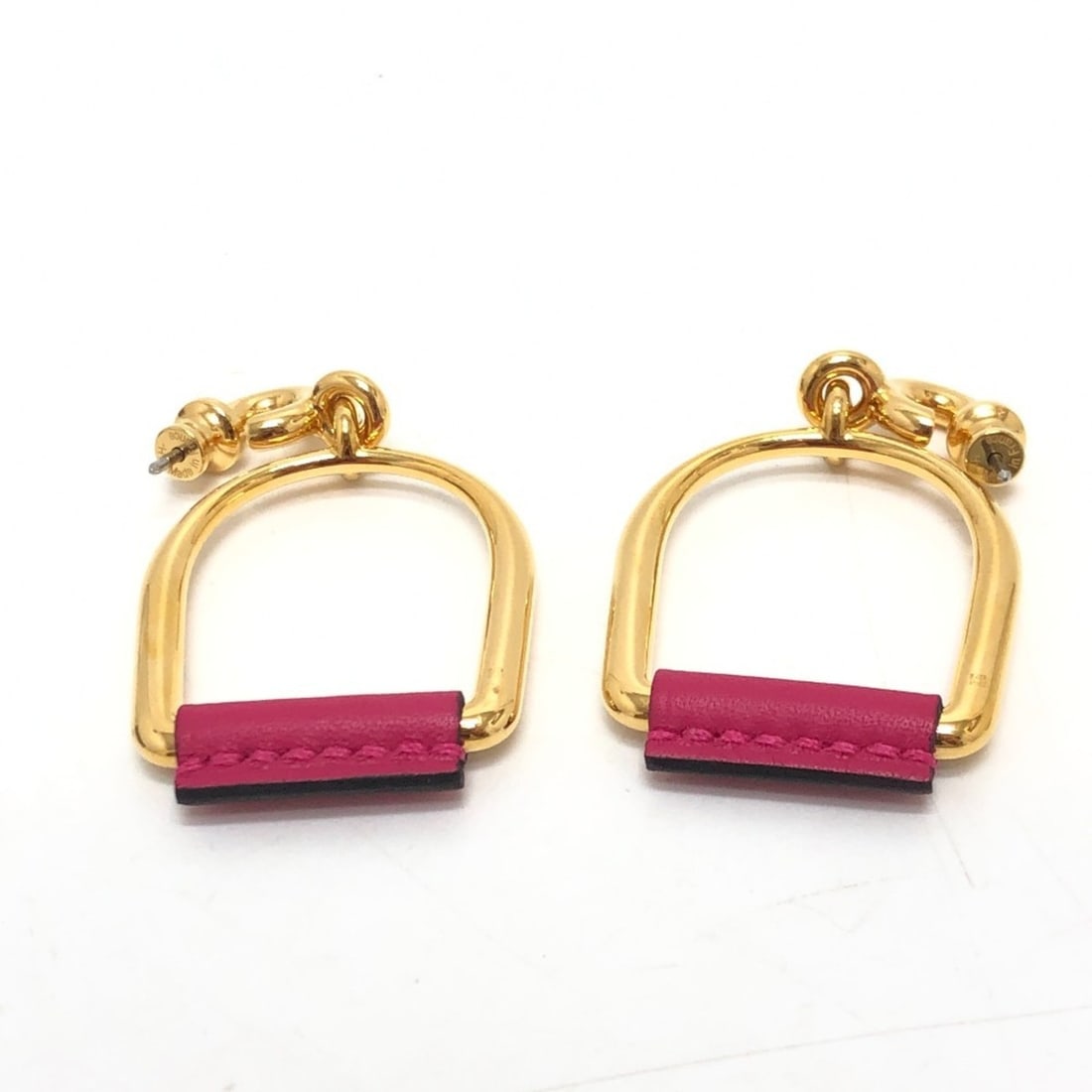 HERMES Hermes Heritage Equestre Etrier GM Accessories Earrings Swift Metal Women's Pink x Gold: --- Catalog ---Category: DesignType: Drop earringsColor: Gold, PinkGender: WomenMaterial: Metal, Swift leatherCategory: GeneralBrand: Hermes--- Item List ---Section: ConditionRanking: Rank S Used - Mi