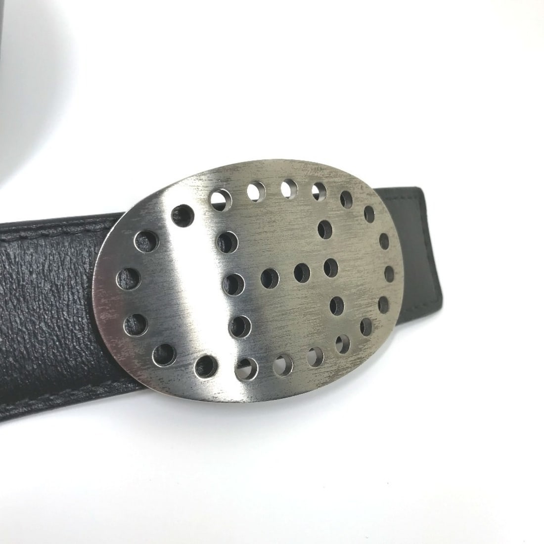 HERMES Reversible Punched H Belt Leather Men's Black MO-240728-20: --- Catalog ---Category: SizeWidth: 3cm / 1.18''Length: 76.5cm - 86.5cm / 30.11'' - 34.05''Category: DesignType: Standard beltColor: Black, BrownGender: MenMaterial (Strap): Leather Category: GeneralB