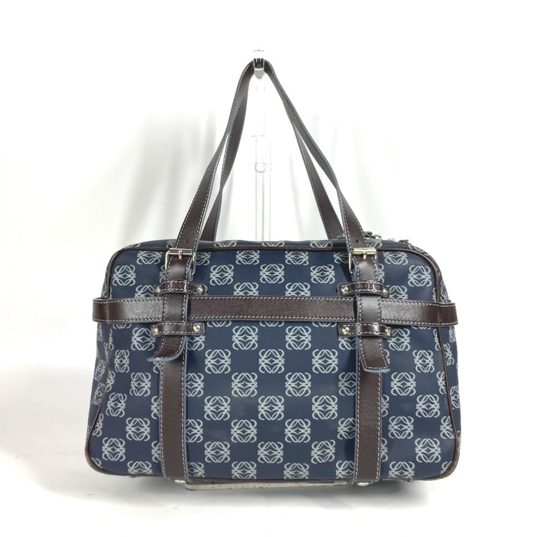 LOEWE Anagram Shoulder Bag Boston Handbag Leather Men's Navy L-240905-5: --- Catalog ---Category: SizeSize (HxWxD): 19cm x 30cm x 11cm / 7.48'' x 11.81'' x 4.33''Category: DesignType: Handbag, Shoulder bagColor: Brown, NavyGender: MenMaterial: PVC , Leather Category: Gener