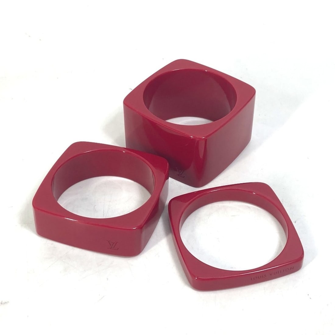 LOUIS VUITTON Louis Vuitton Square LV 3-piece set Bracelet Bangle Plastic Women's Red G-230710-26: --- Catalog ---Category: SizeLength: 20cm / 7.87''Category: DesignType: Charm braceletColor: Red colorGender: WomenMaterial: PlasticCategory: GeneralBrand: Louis Vuitton--- Item List ---Section: Condi