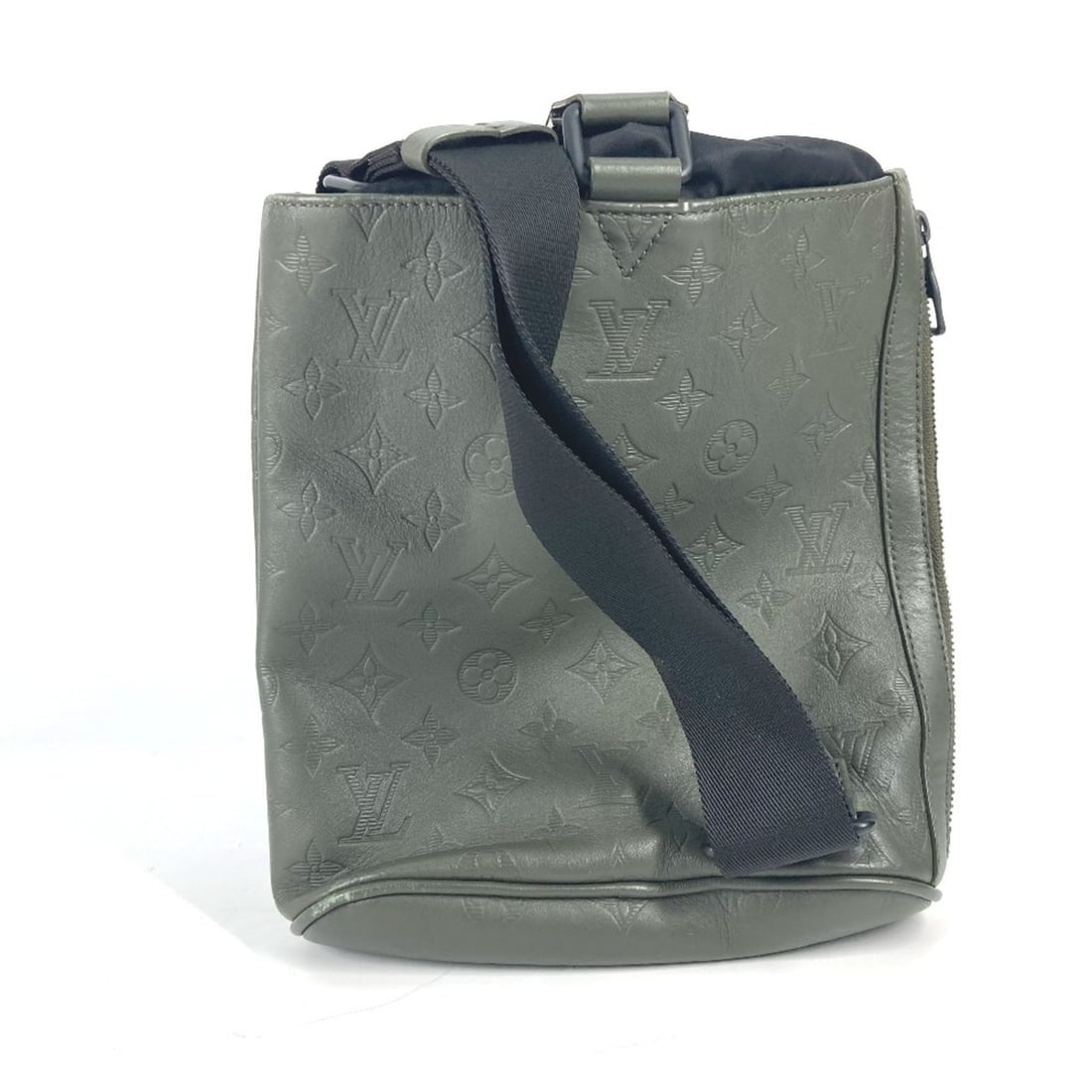 LOUIS VUITTON M44634 Monogram Shadow Chalk Sling Bag Cross Shoulder Leather Men's Khaki KO-240214-1: --- Catalog ---Category: SizeSize (HxWxD): 22cm x 20.5cm x 8cm / 8.66'' x 8.07'' x 3.14''Category: DesignType: Shoulder bagColor: Black, KhakiGender: Men,WomenMaterial: Monogram Shadow Category: Gener