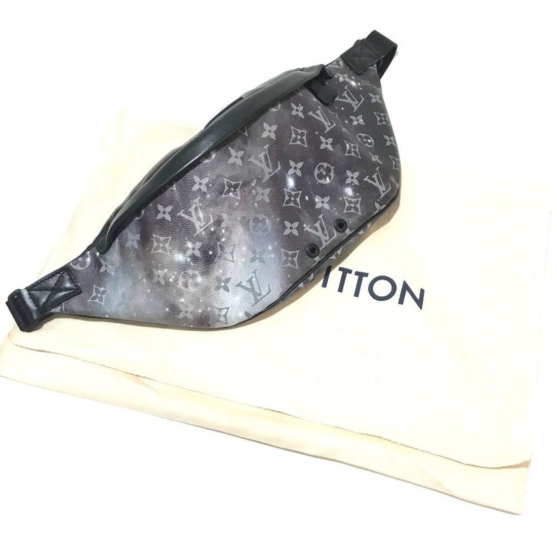LOUIS VUITTON M44444 Monogram Galaxy Discovery Bum Bag Waist Body Canvas Men's Black Silver x: --- Catalog ---Category: SizeSize (HxWxD): 20cm x 47cm x 9cm / 7.87'' x 18.5'' x 3.54''Category: DesignType: Fanny packColor: Black, SilverGender: Men,WomenMaterial: Canvas Category: GeneralBrand: Lou