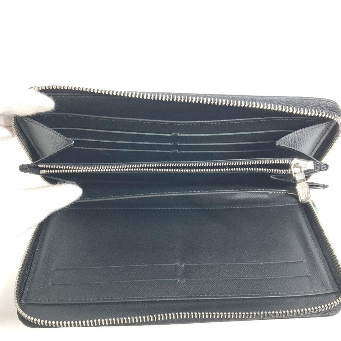 LOUIS VUITTON M30056 Taiga Zippy Organizer NM Round Long Wallet Leather Men's Ardoise Black: --- Catalog ---Category: SizeSize (HxWxD): 12cm x 21cm / 4.72'' x 8.26''Category: DesignType: Long wallet (bi-fold)Color: BlackGender: MenMaterial: Taiga leather Category: GeneralBrand: Louis Vuitton-
